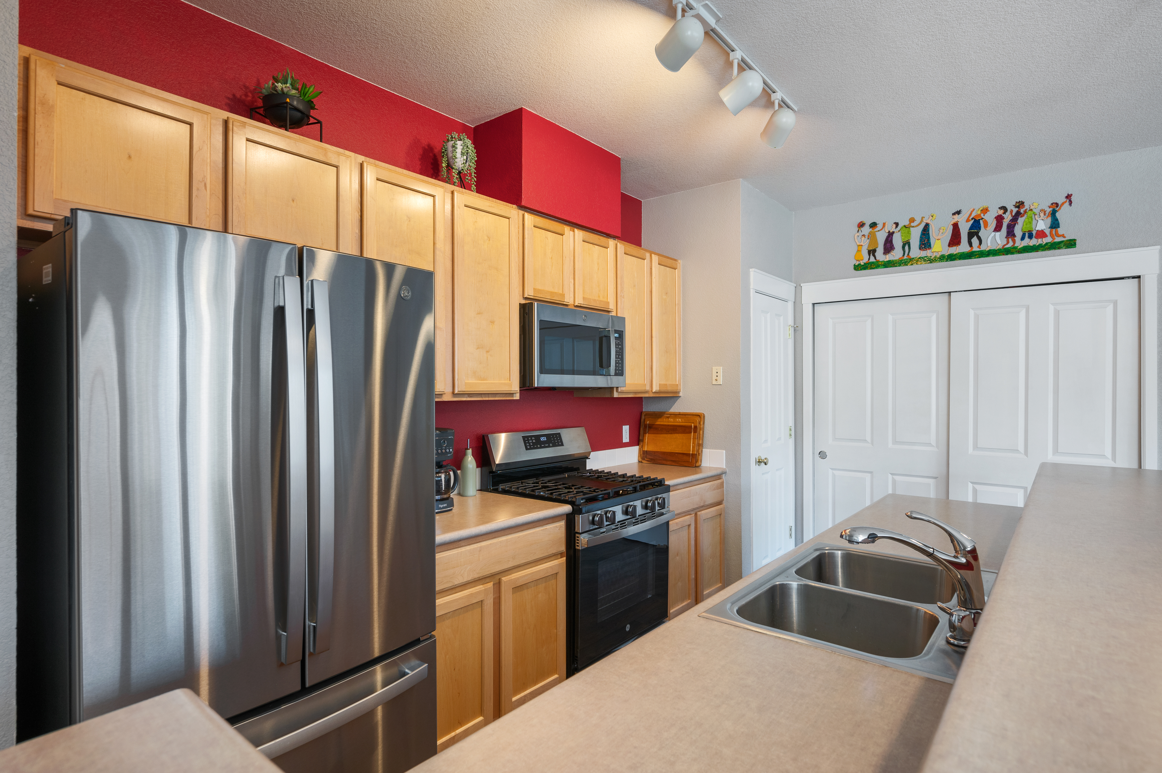  Beautifully Designed 2nd-floor Condo in Sought-after Community of Edgewater Park - 物件實景