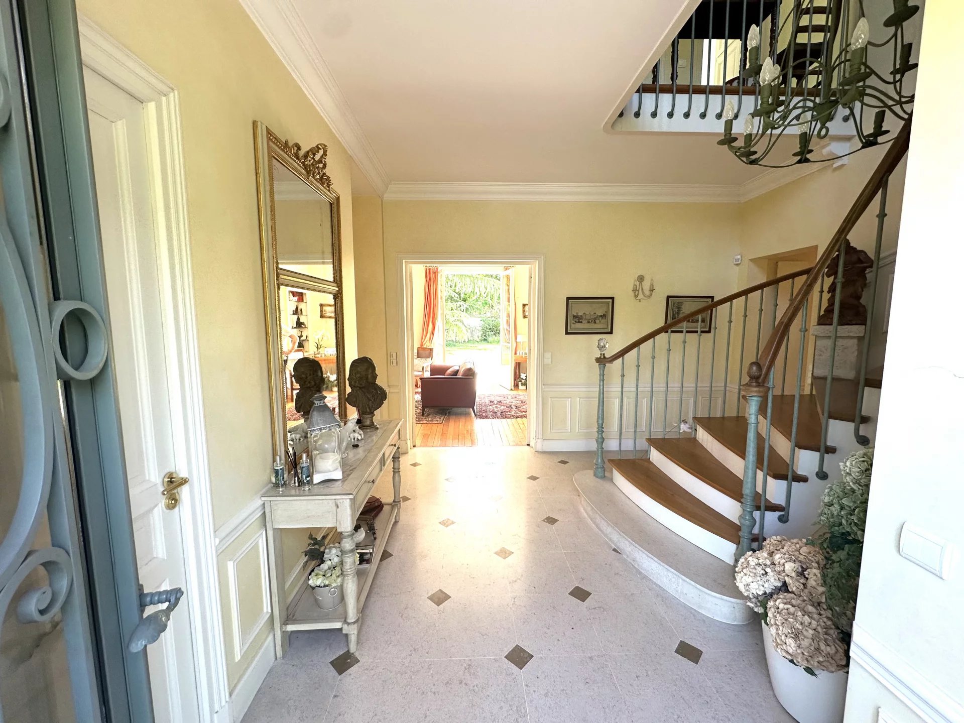 Le Vésinet, Île-de-France, 78110, FR, 5 Bedrooms Bedrooms, ,Residential,For Sale,1994336