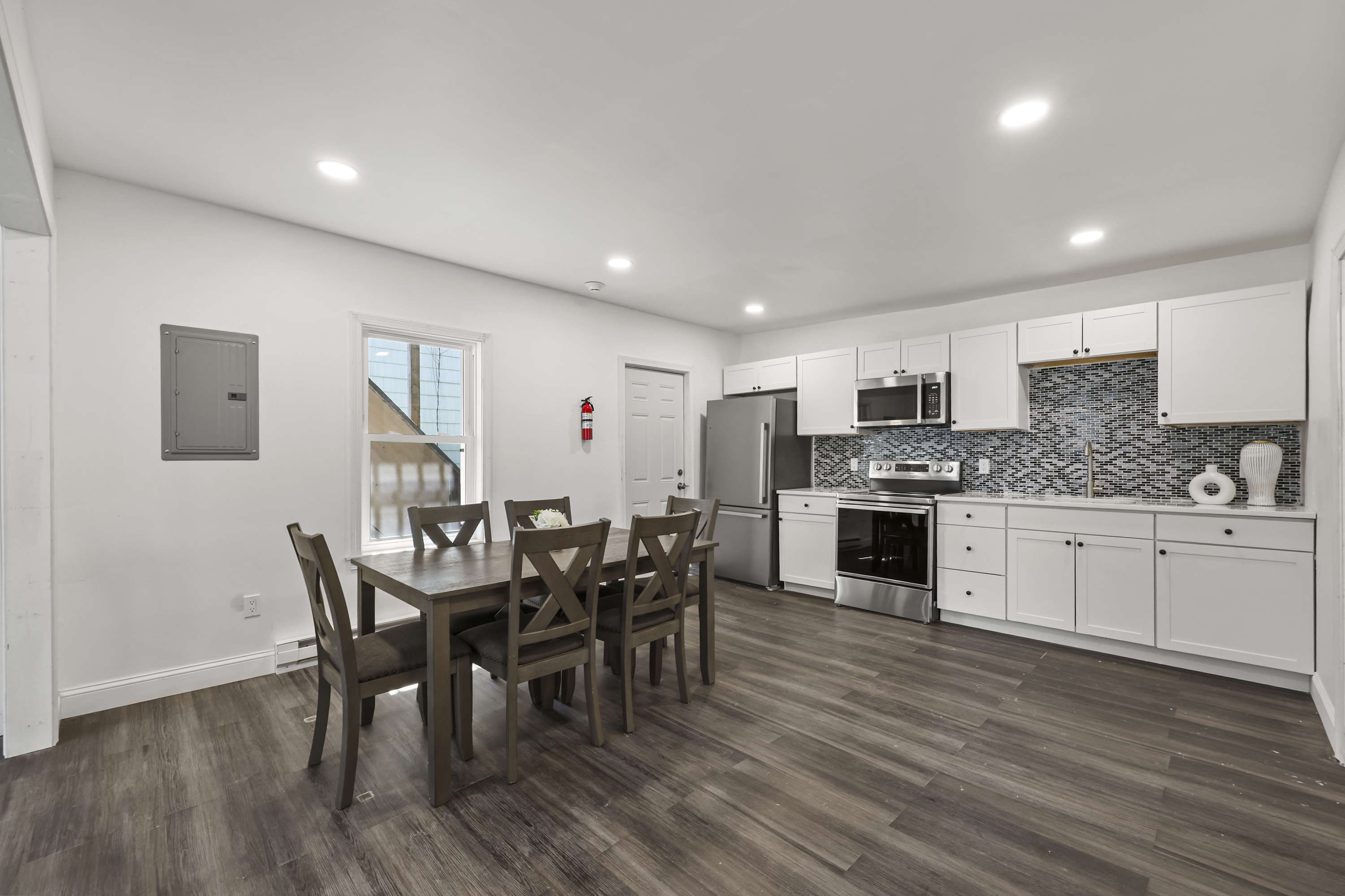  Turnkey & Valuable Investment Opportunity  Two Buildings, Nine Units - 物件實景