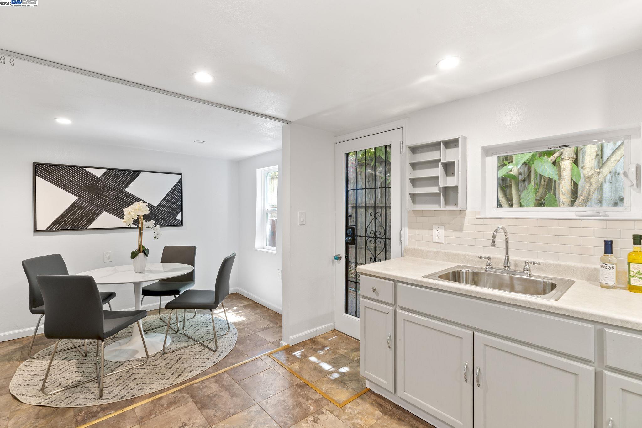 Oakland, California, 94606, United States, 3 Bedrooms Bedrooms, ,2 BathroomsBathrooms,Residential,For Sale,1839089