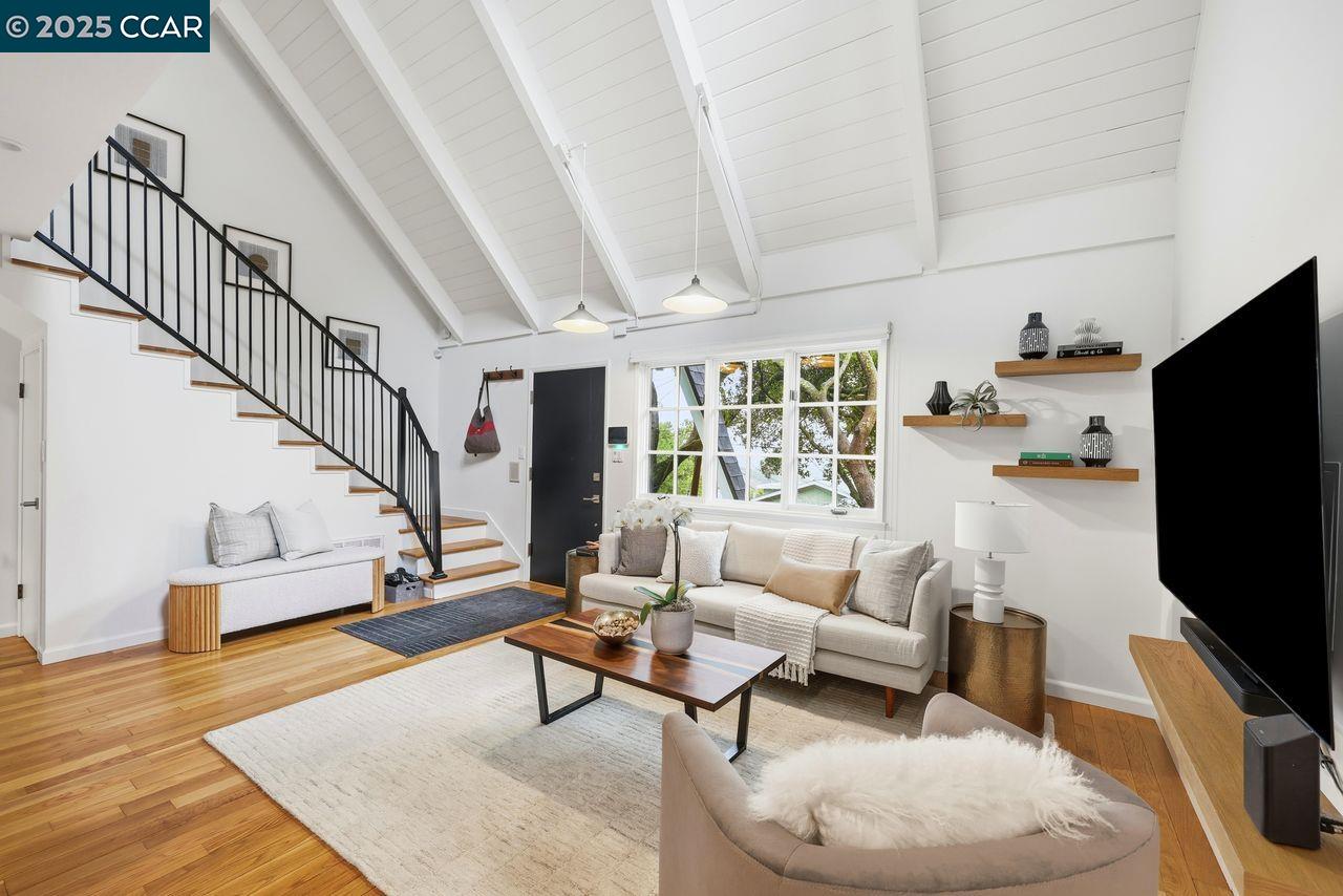 Orinda, California, 94563, United States, 3 Bedrooms Bedrooms, ,2 BathroomsBathrooms,Residential,For Sale,1993429