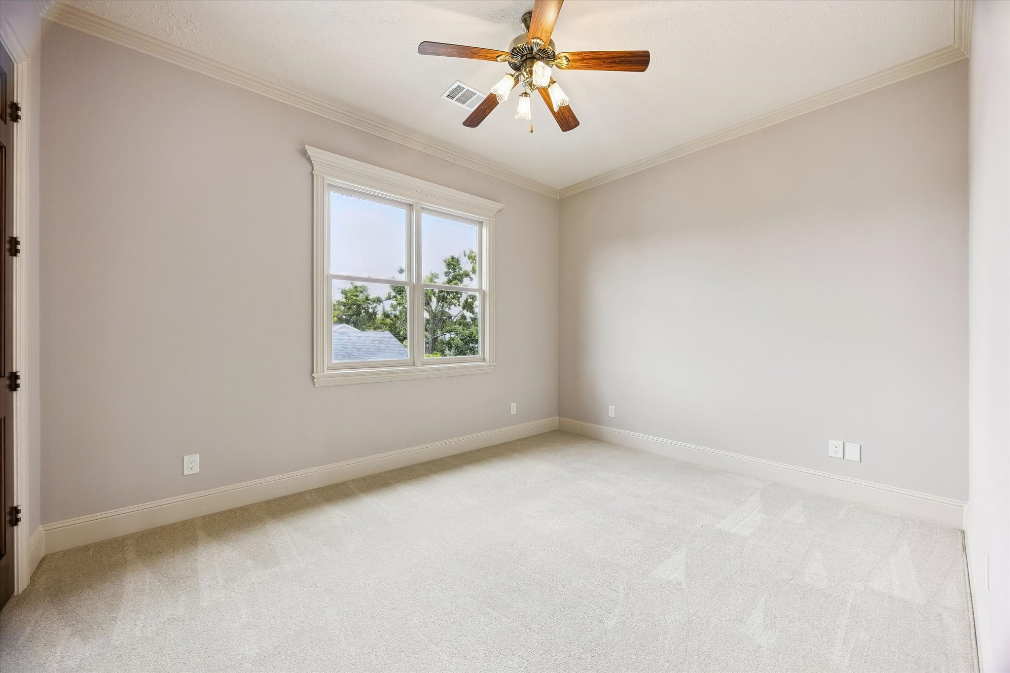  701 E 7th Street - 物件實景