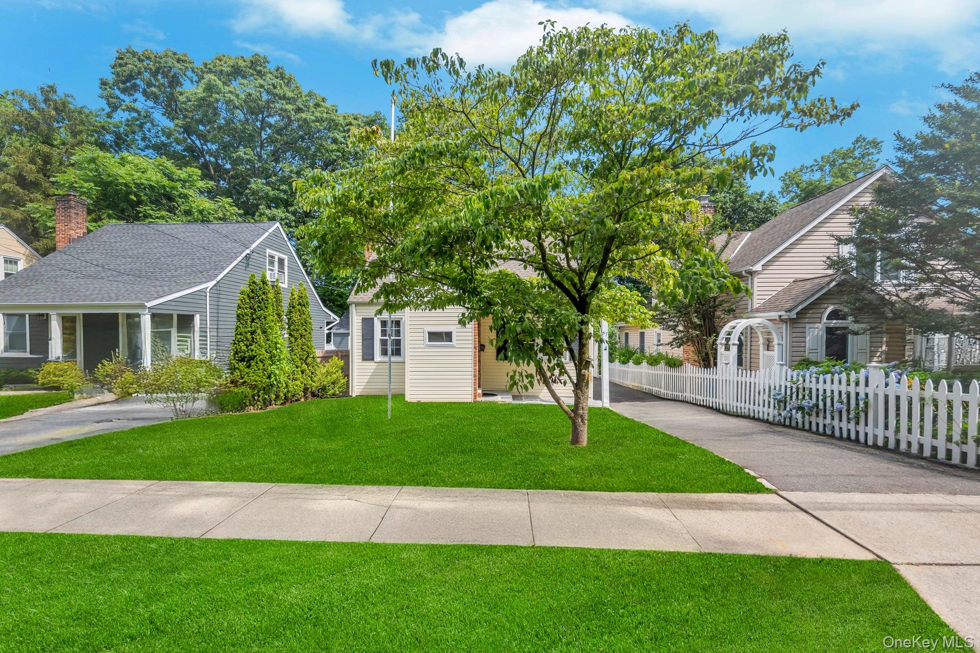 Port Washington, New York, 11050, United States, 3 Bedrooms Bedrooms, ,2 BathroomsBathrooms,Residential,For Sale,1882705