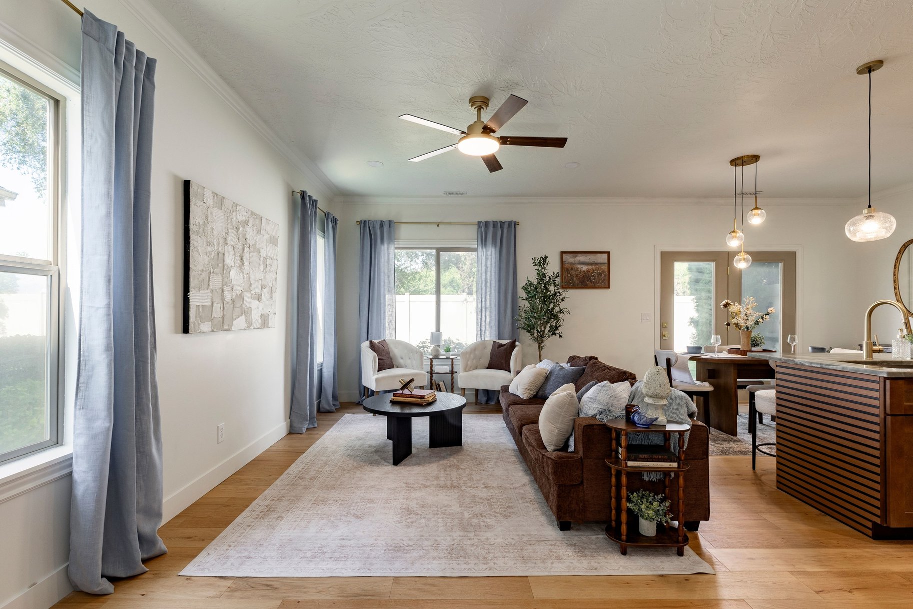  Fully Remodeled End-Unit in Prime Midvale Location - 物件實景