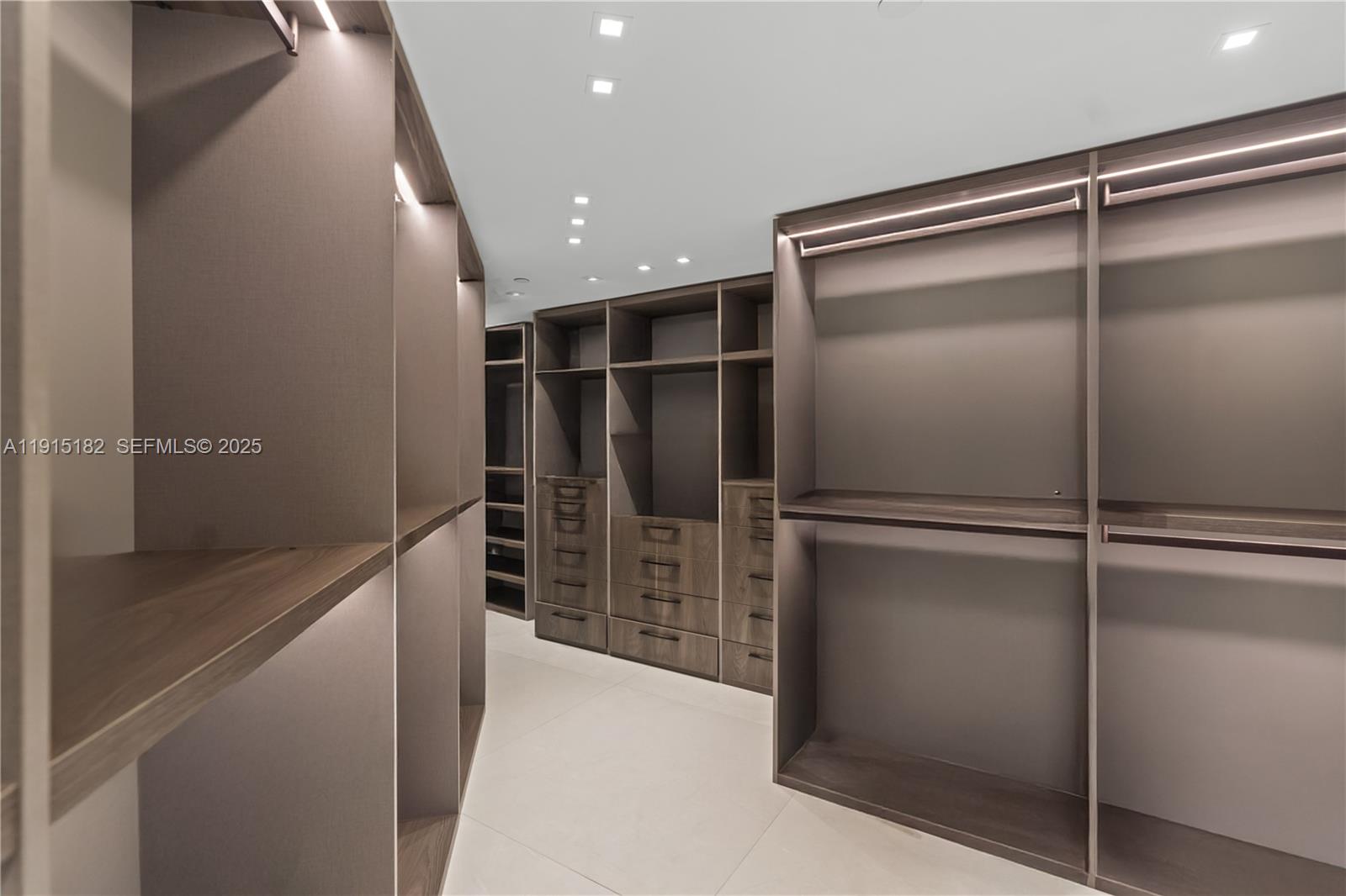 Miami Beach, Florida, 33140, United States, 5 Bedrooms Bedrooms, ,5 BathroomsBathrooms,Residential,For Sale,1997515