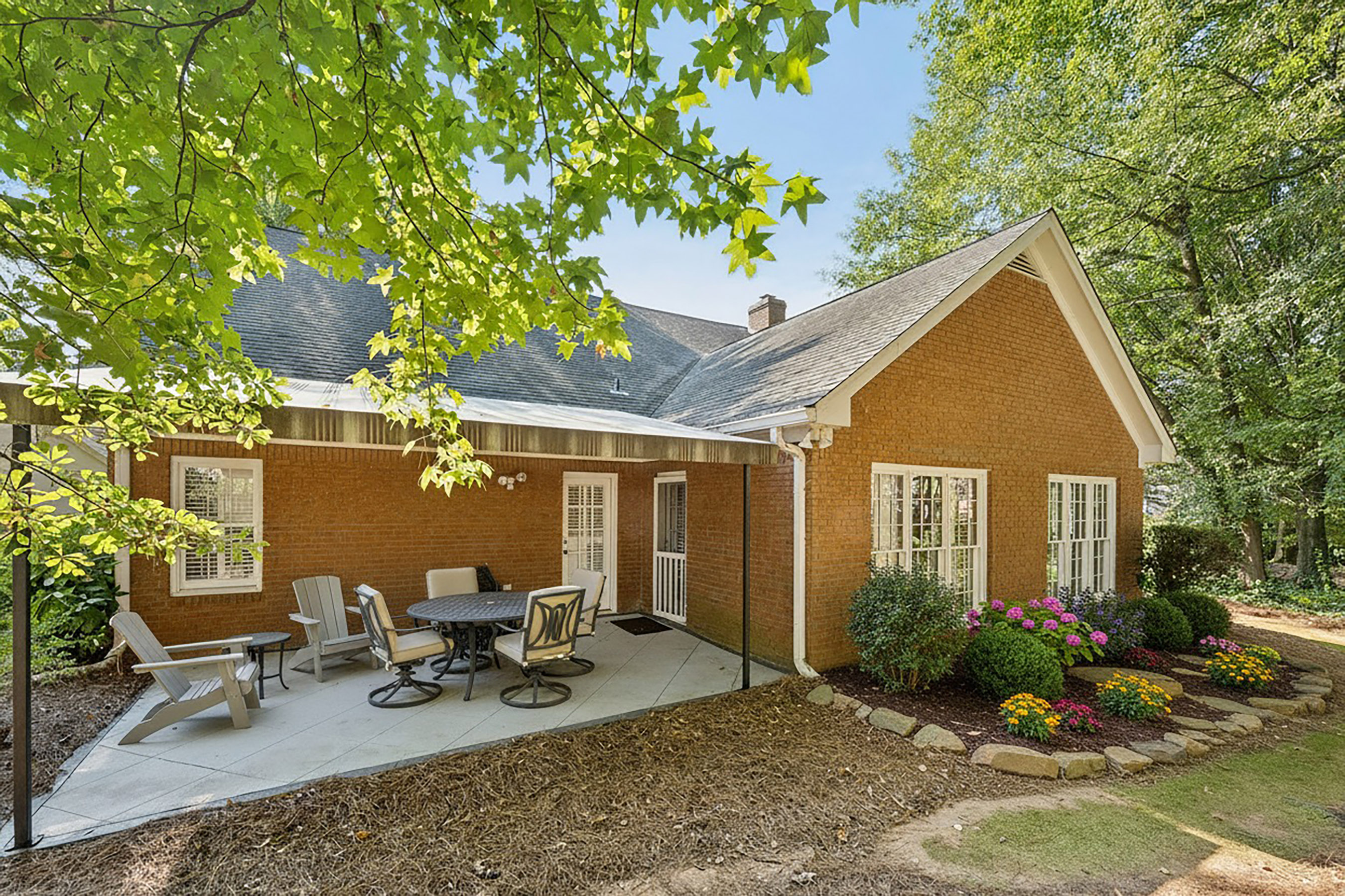  Beautifully Maintained Brick Home on Quiet Cul-de-sac Near Downtown Roswell - 物件實景