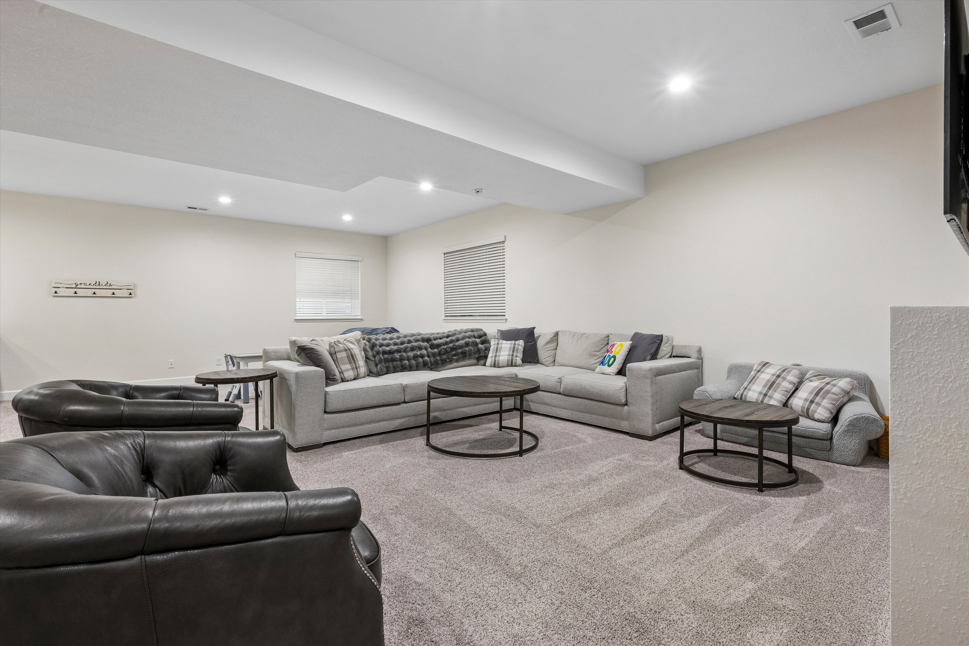  Thoughtfully  Updated and Move-In Ready - 物件實景