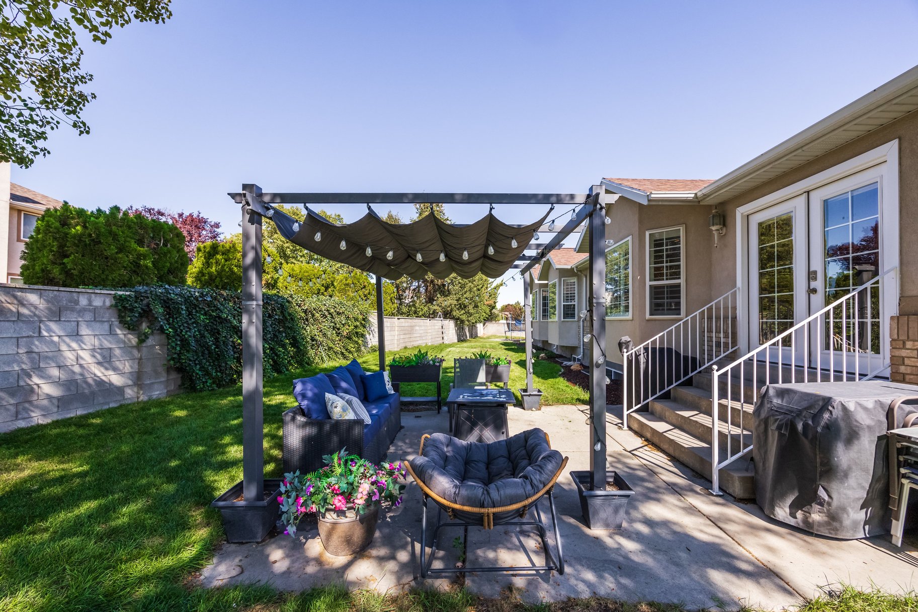  Multigenerational Living in South Jordan: 5 Beds, 2 Kitchens, 0.33-Acre Lot - 物件實景