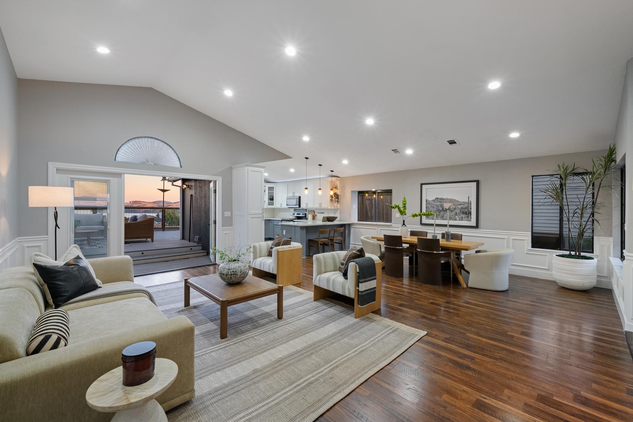  Beautifully Updated Home with Stunning Water Views - 物件實景