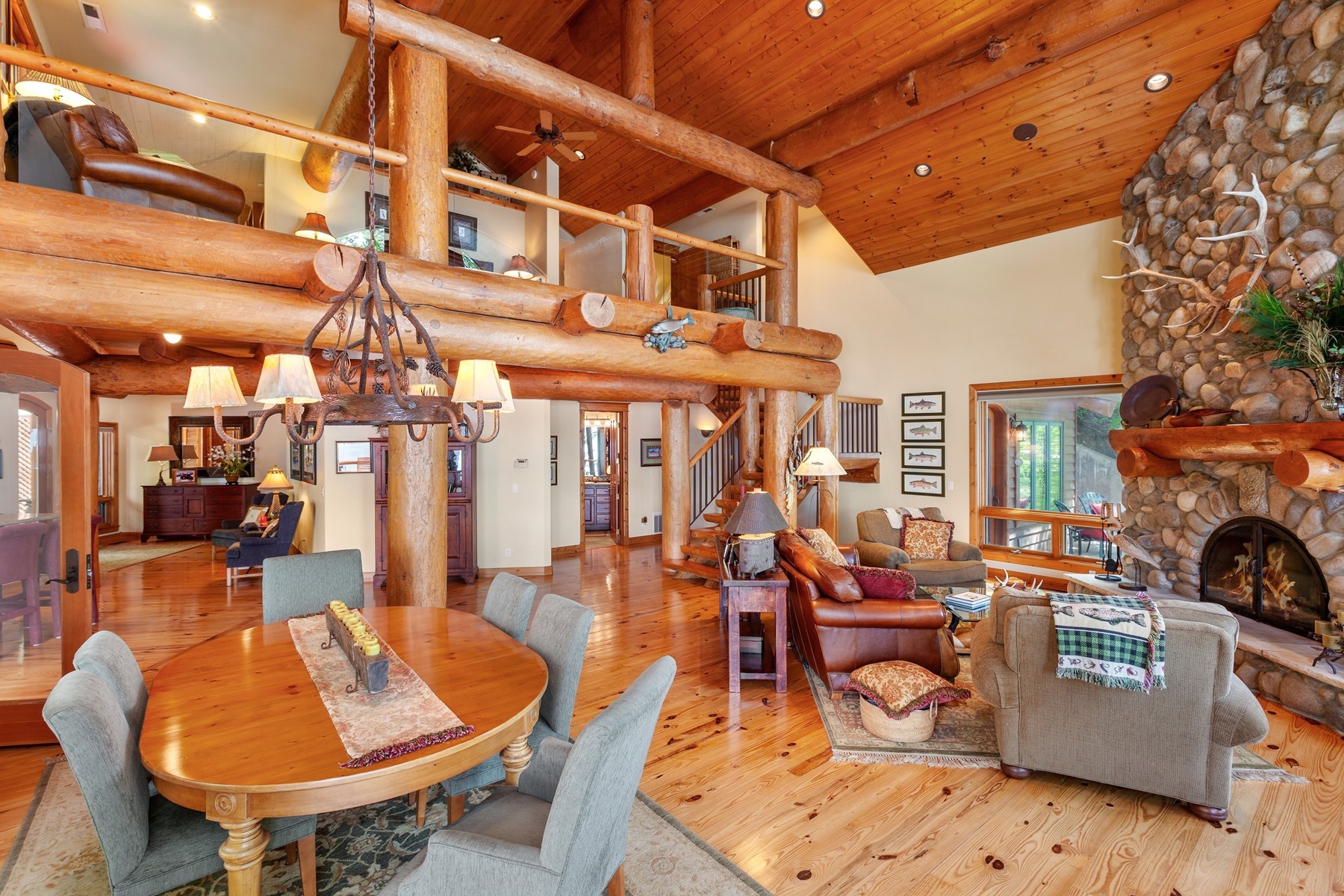 Spectacular Timber Framed Lakefront Living - 物件實景