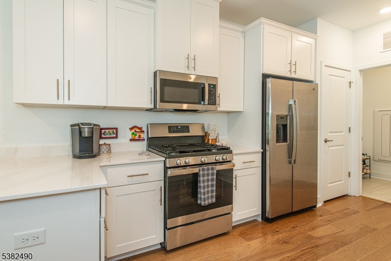 Morris Plains Boro, New Jersey, 07950, United States, 2 Bedrooms Bedrooms, ,3 BathroomsBathrooms,Residential,For Sale,1939204