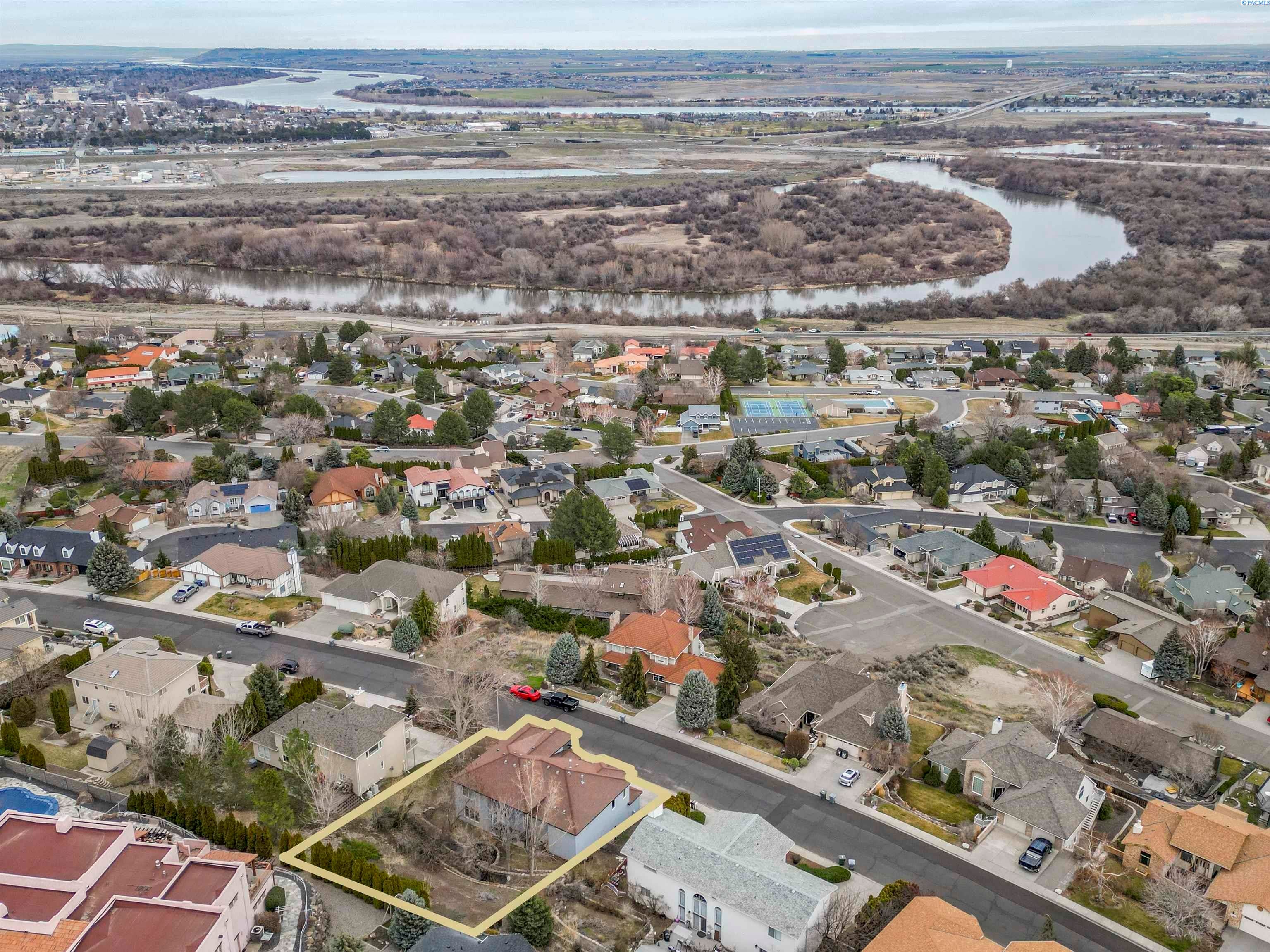 Richland, Washington, 99352, United States, 4 Bedrooms Bedrooms, ,4 BathroomsBathrooms,Residential,For Sale,1977070