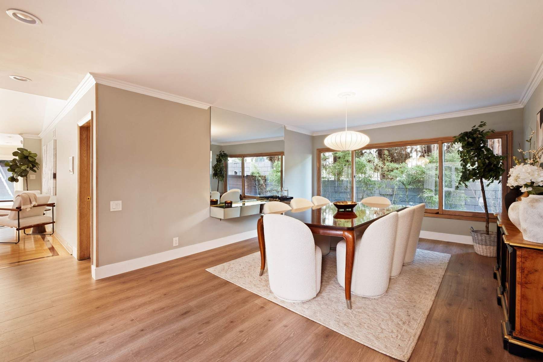  2103  N Hobart Blvd - 物件實景