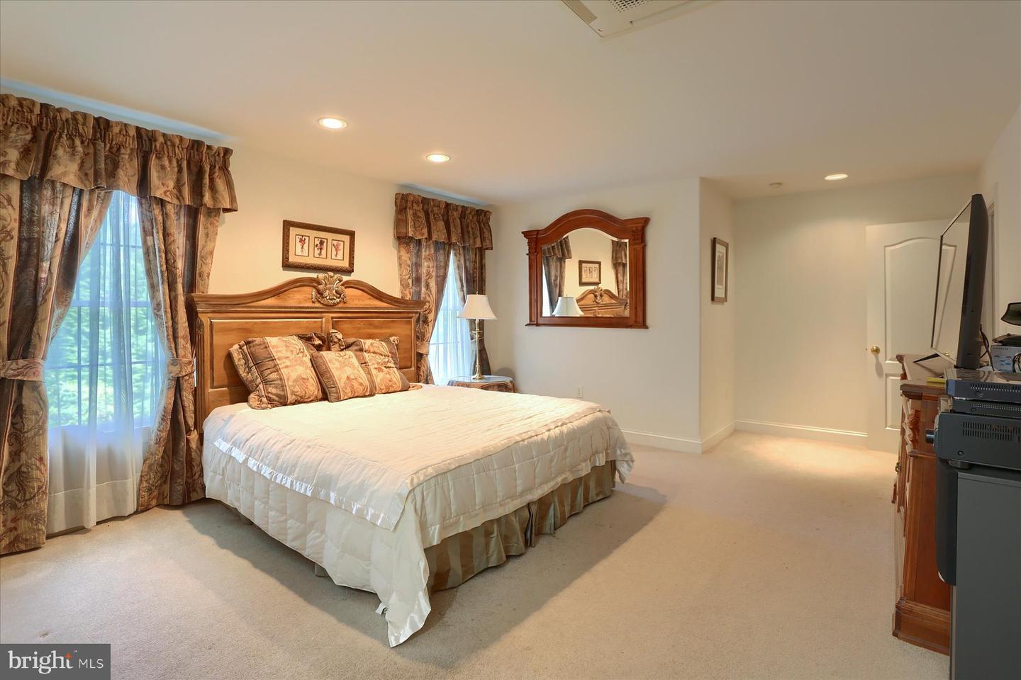 Lemoyne, Pennsylvania, 17043, United States, 5 Bedrooms Bedrooms, ,5 BathroomsBathrooms,Residential,For Sale,1942192