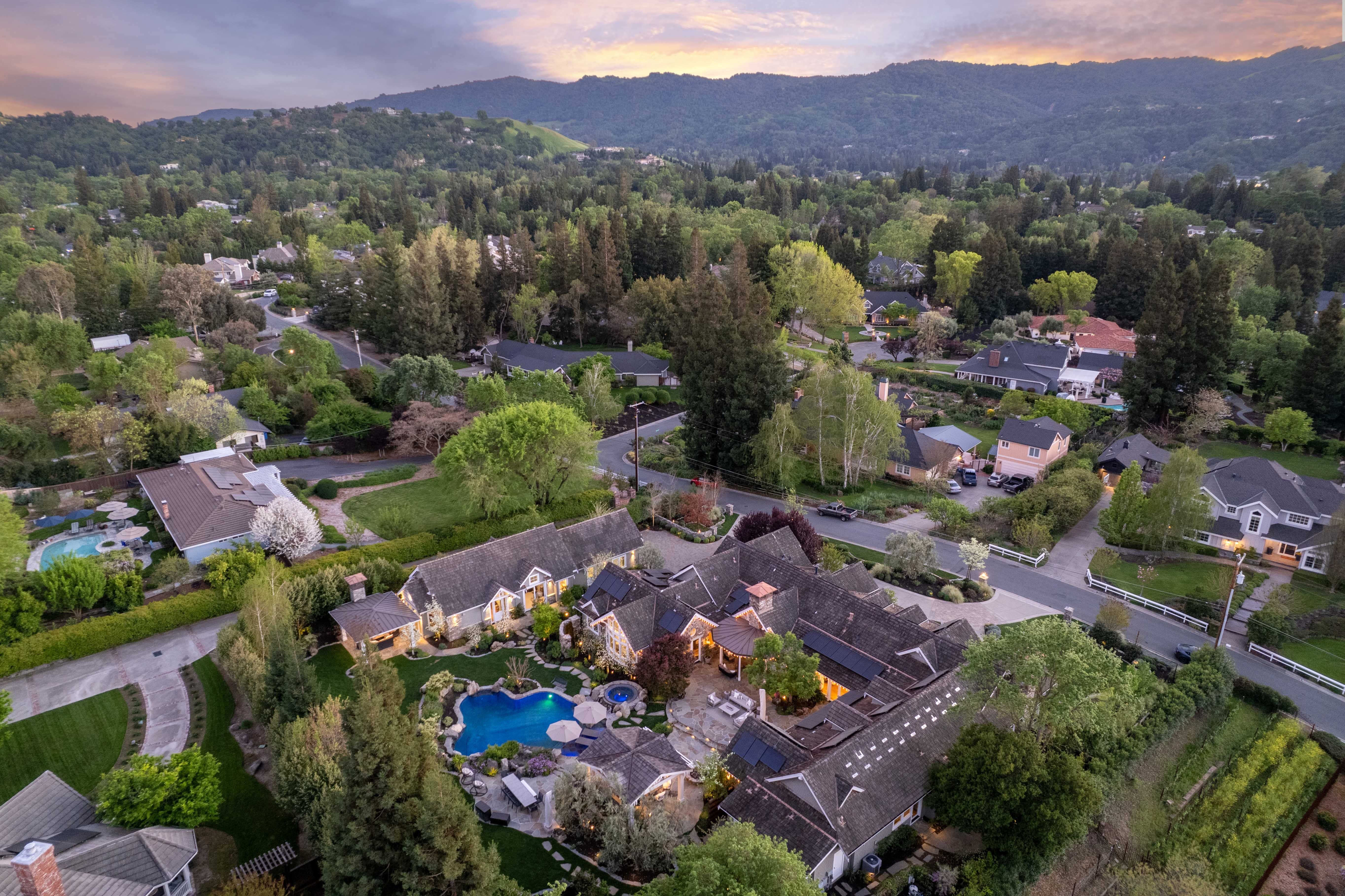  A Private One-Acre Compound Defined by Craftsmanship, Scale and Resort Living - 物件實景