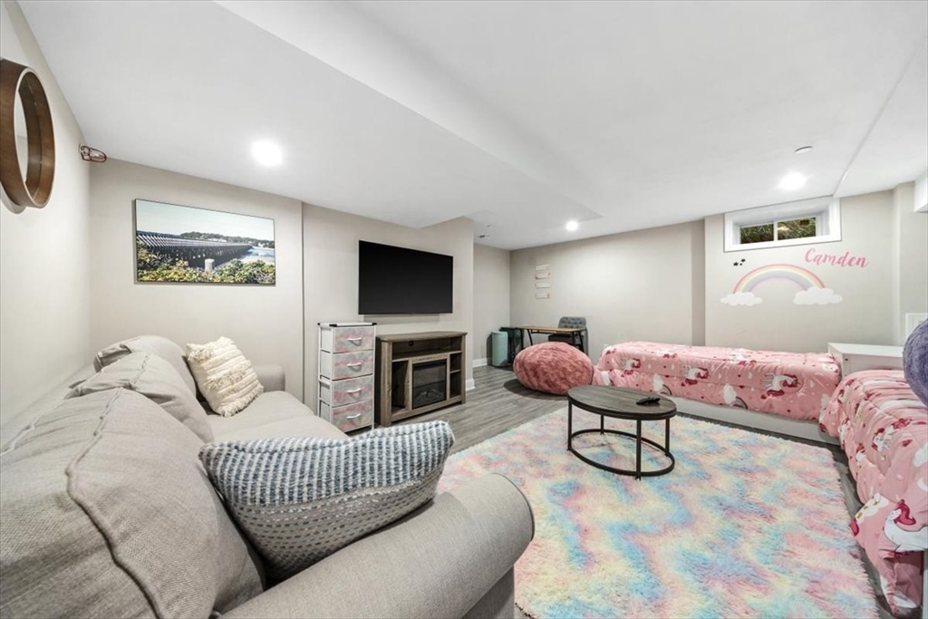 Pembroke, Massachusetts, 02359, United States, 2 Bedrooms Bedrooms, ,2 BathroomsBathrooms,Residential,For Sale,1992078