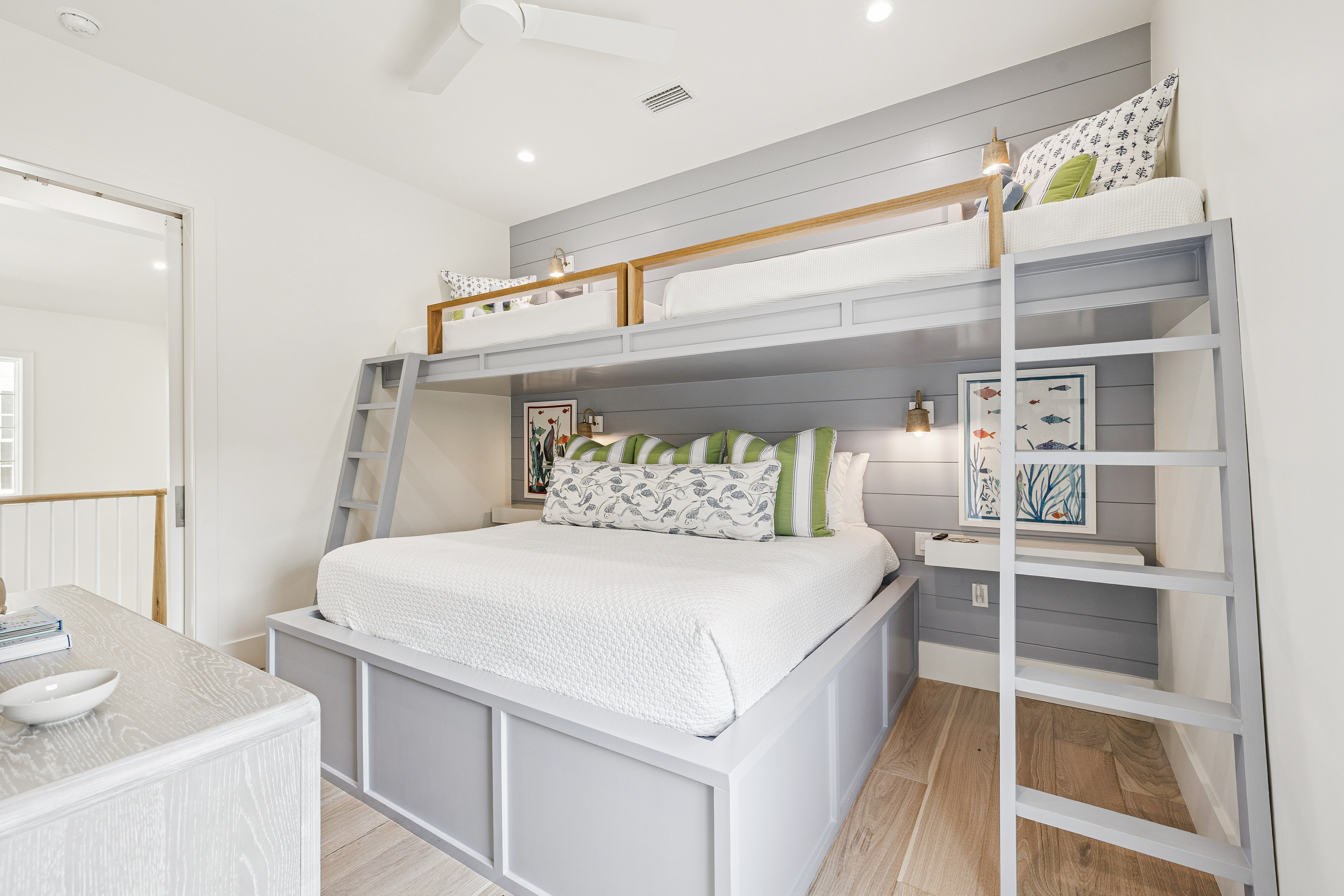  Refined Coastal Residence With Designer Interiors And Exceptional Craftsmanship - 物件實景