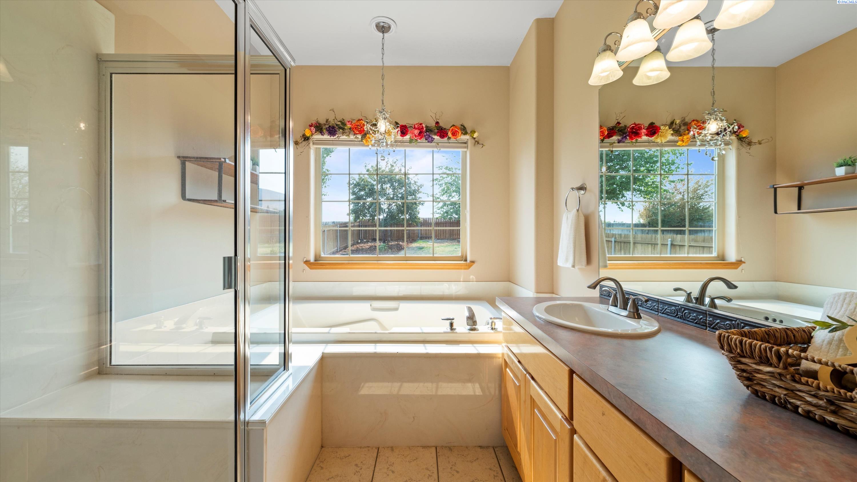 Richland, Washington, 99352, United States, 4 Bedrooms Bedrooms, ,3 BathroomsBathrooms,Residential,For Sale,1940830