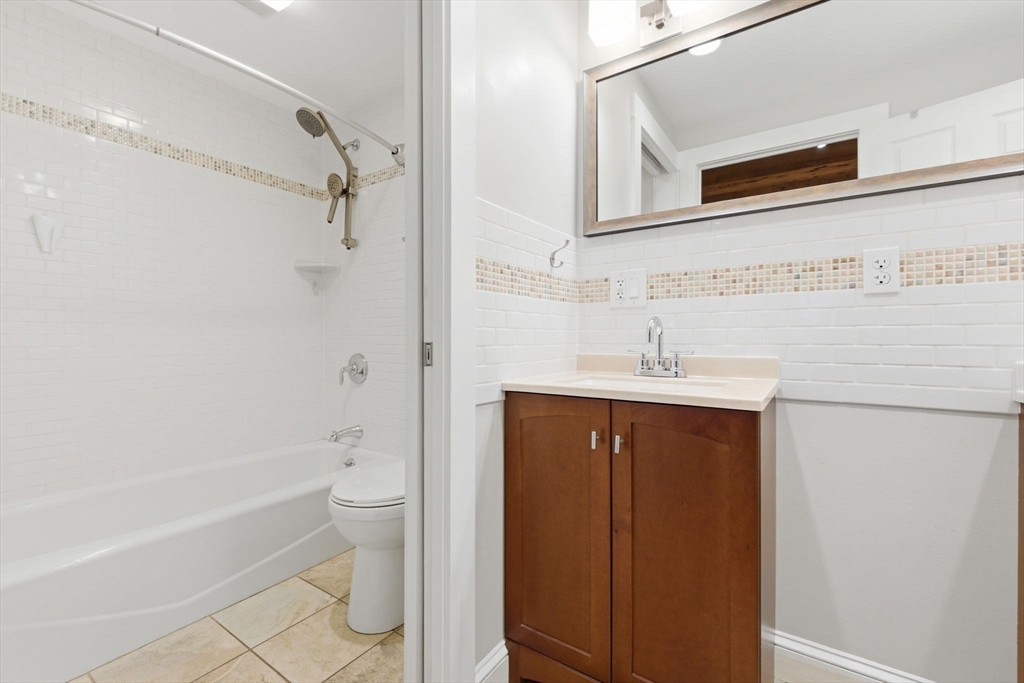 Boston, Massachusetts, 02109, United States, 2 Bedrooms Bedrooms, ,1 BathroomBathrooms,Residential,For Sale,2034502