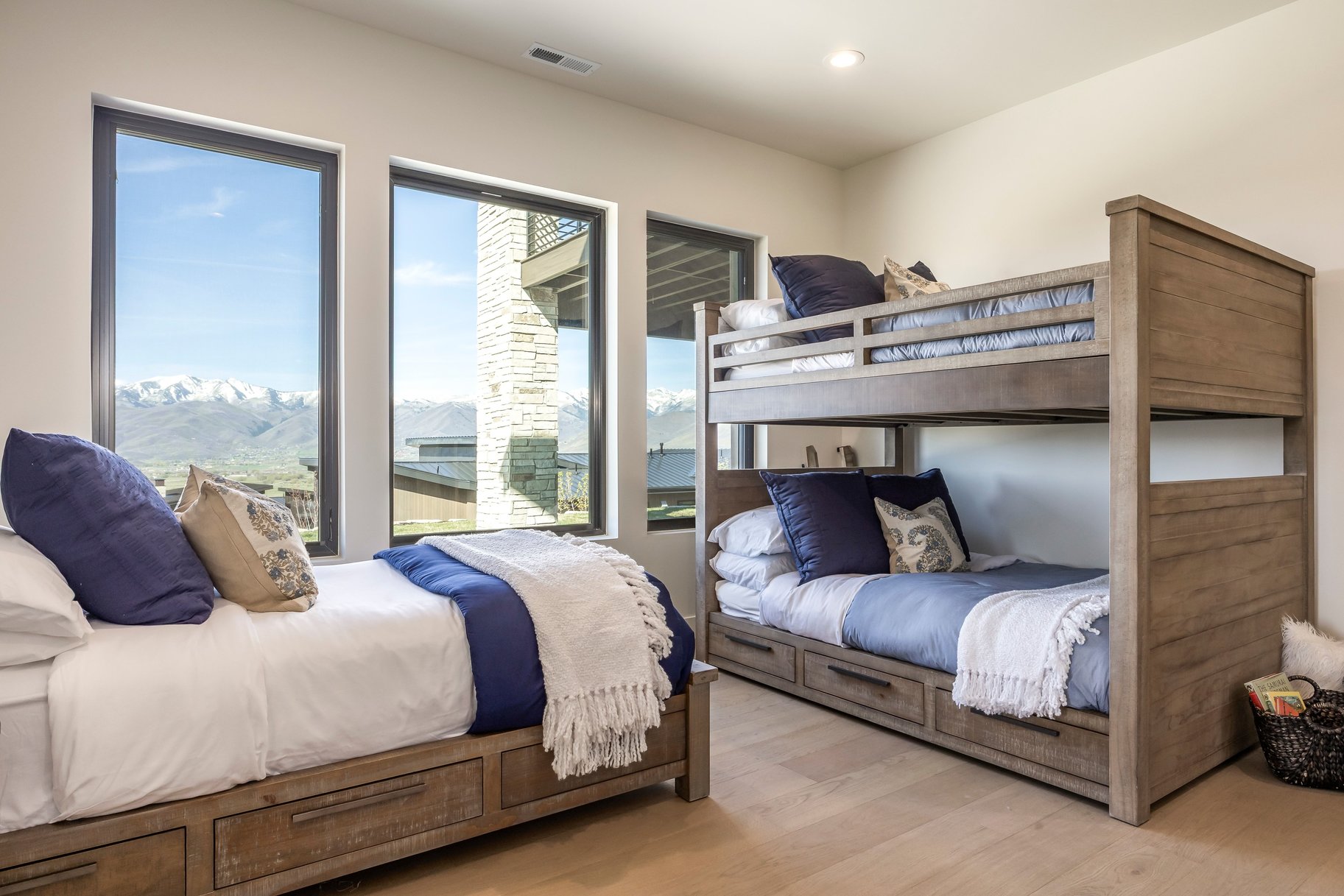  Upgraded Luxury Living with Panoramic Mountain Views - 物件實景