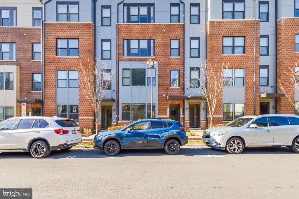 Rockville, Maryland, 20855, United States, 2 Bedrooms Bedrooms, ,3 BathroomsBathrooms,Residential,For Sale,2010770