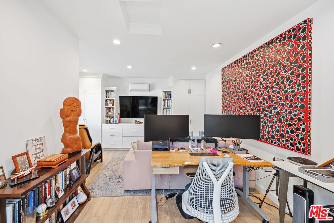 Los Angeles, California, 90034, United States, 4 Bedrooms Bedrooms, ,Residential,For Sale,1991116