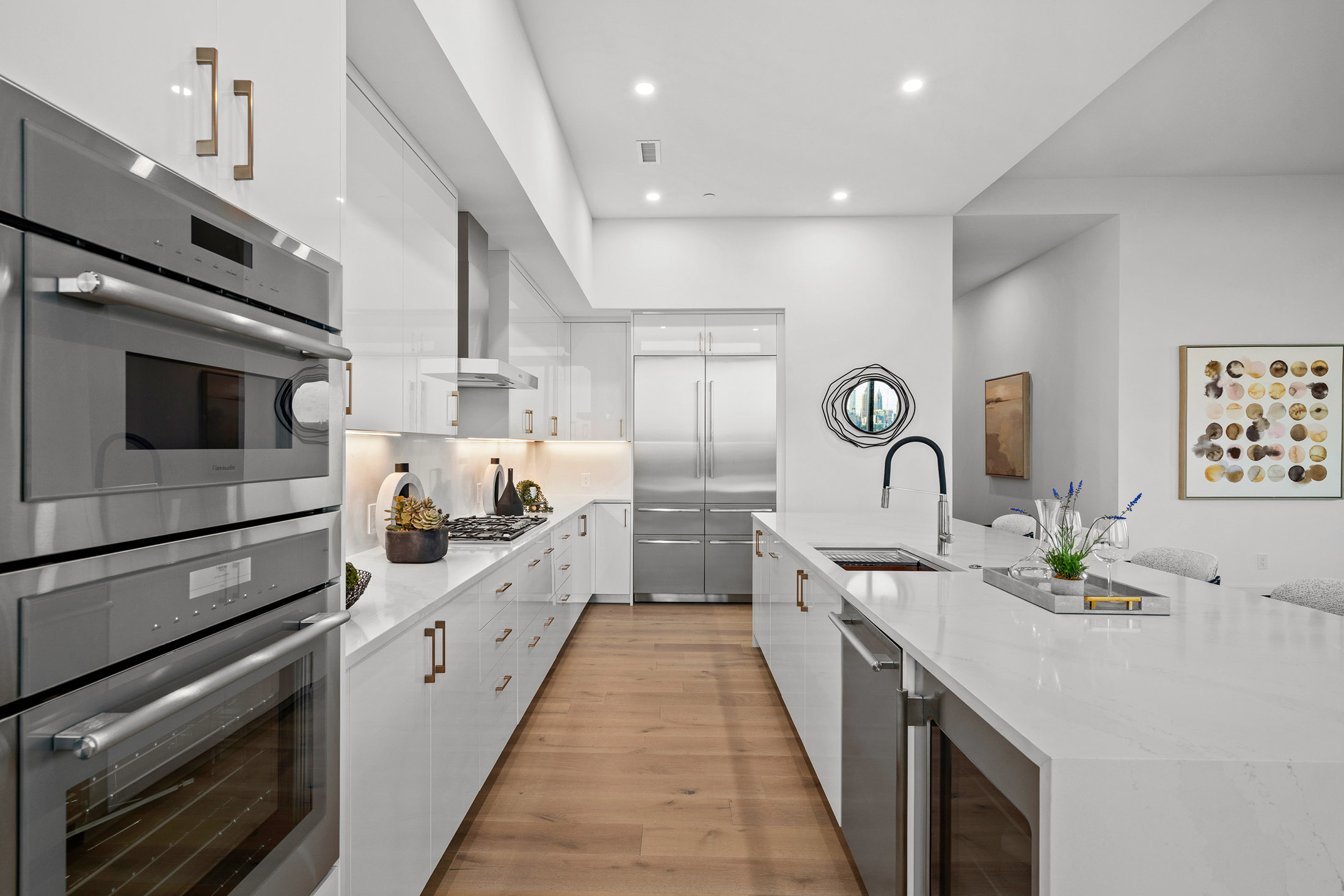  Stunning 17th Floor Corner Unit with Architectural Upgrades - 物件實景