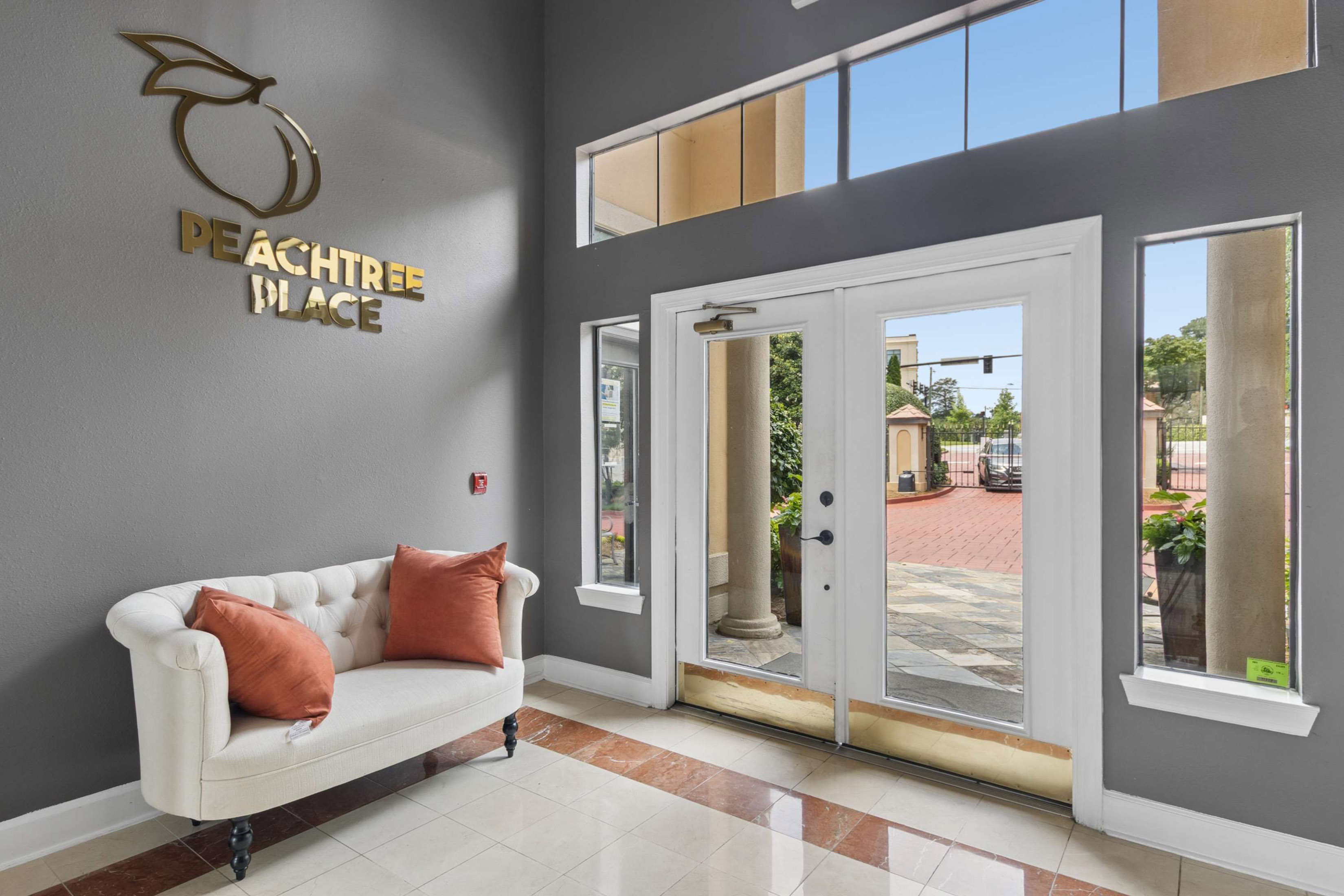  Renovated Condo Combines Comfort, Privacy and Intown Convenience - 物件實景