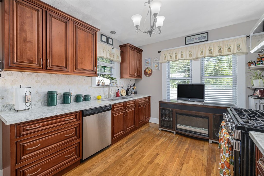 Cranston, Rhode Island, 02910, United States, 3 Bedrooms Bedrooms, ,3 BathroomsBathrooms,Residential,For Sale,1969292