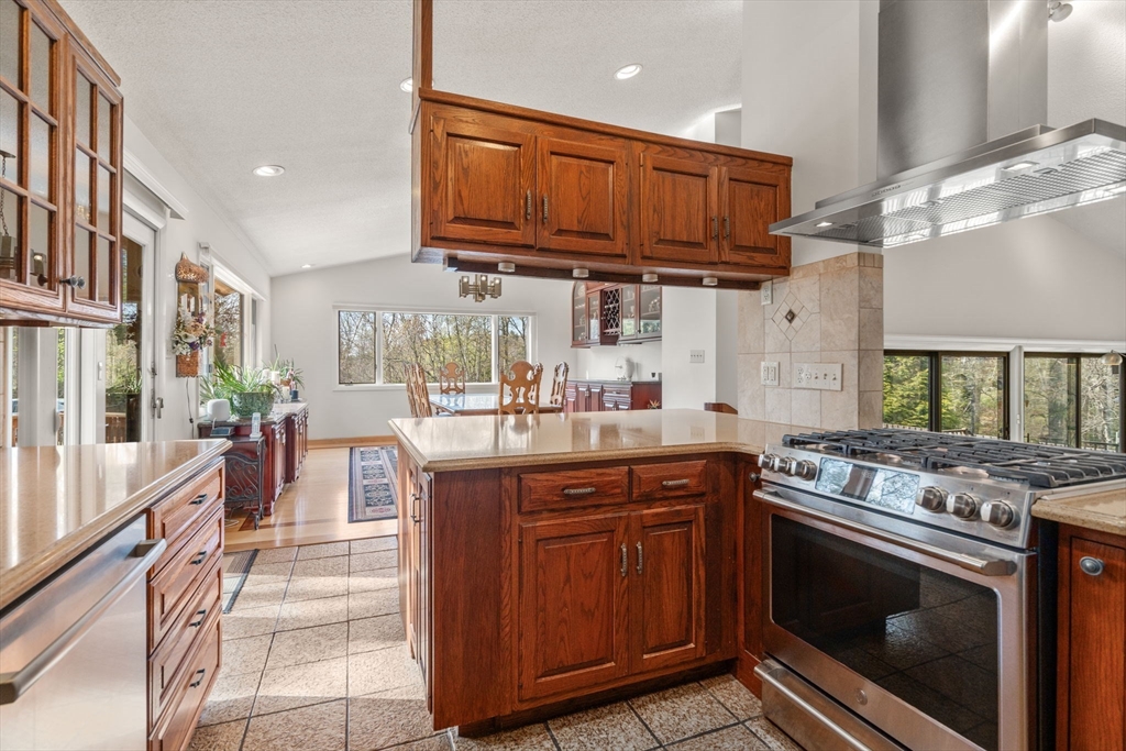 Dartmouth, Massachusetts, 02748, United States, 4 Bedrooms Bedrooms, ,5 BathroomsBathrooms,Residential,For Sale,1804172