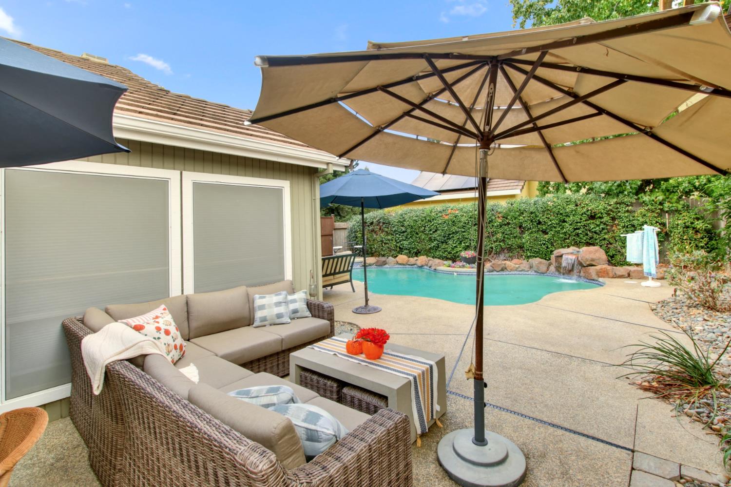 Elk Grove, California, 95624, United States, 4 Bedrooms Bedrooms, ,4 BathroomsBathrooms,Residential,For Sale,1987629