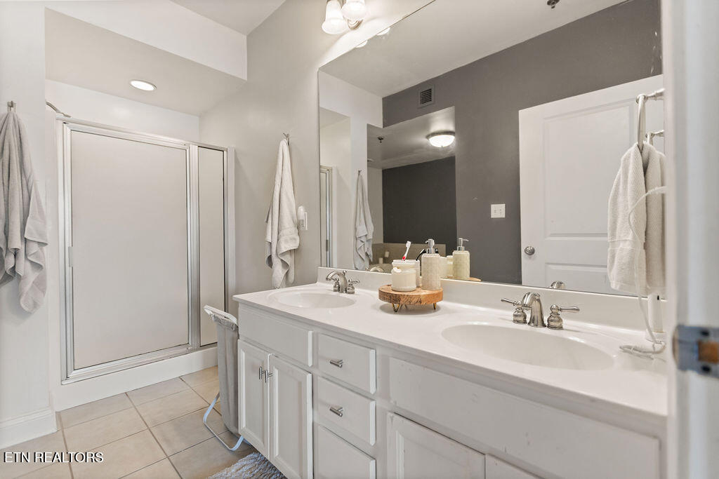 Knoxville, Tennessee, 37902, United States, 3 Bedrooms Bedrooms, ,2 BathroomsBathrooms,Residential,For Sale,1870599