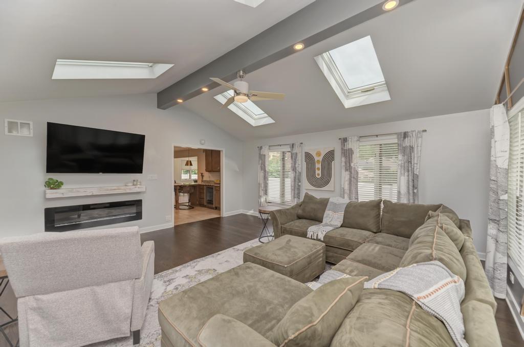 Wood Dale, Illinois, 60191, United States, 4 Bedrooms Bedrooms, ,3 BathroomsBathrooms,Residential,For Sale,1944958