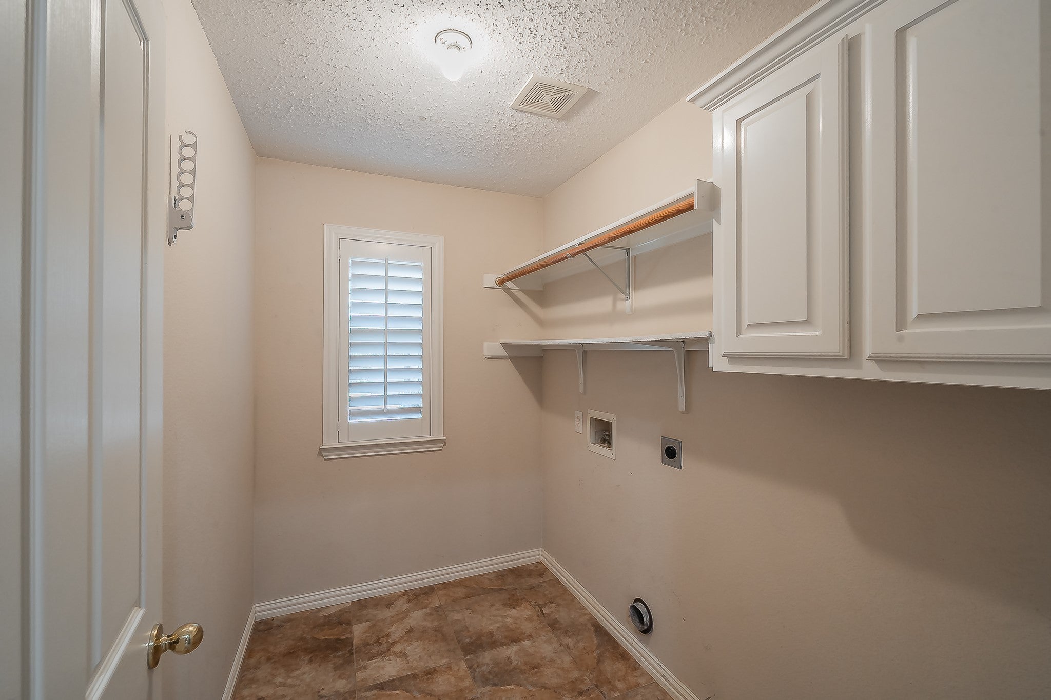 Grapevine, Texas, 76051, United States, 3 Bedrooms Bedrooms, ,2 BathroomsBathrooms,Residential,For Sale,1973770