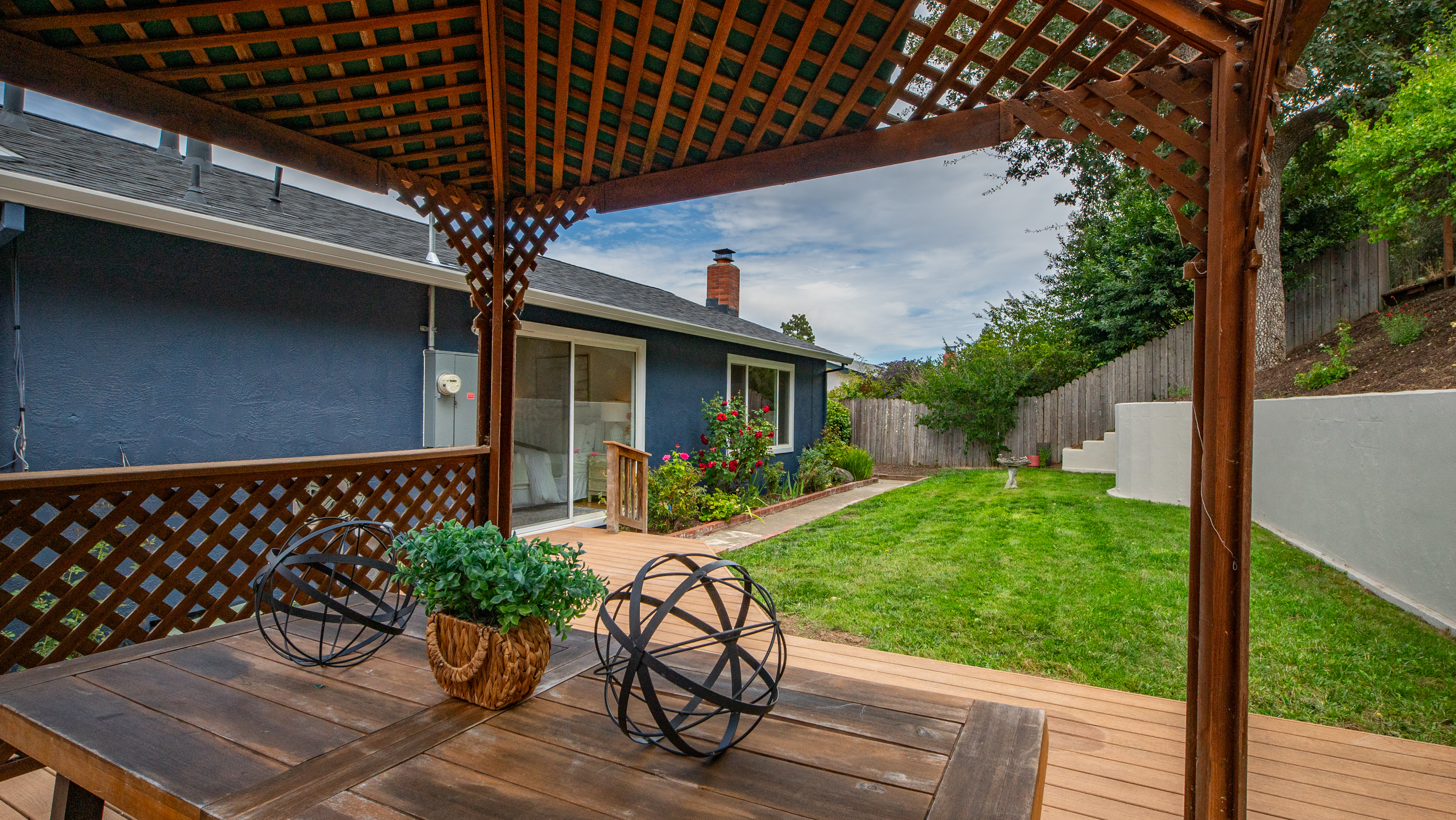  Single-Level, Beautifully Updated, and a Yard of Your Own - 物件實景