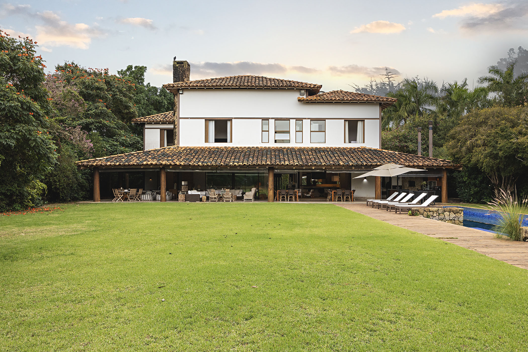  Farmhouse-Style Residence with Permanent Views of the Golf Course - 物件實景