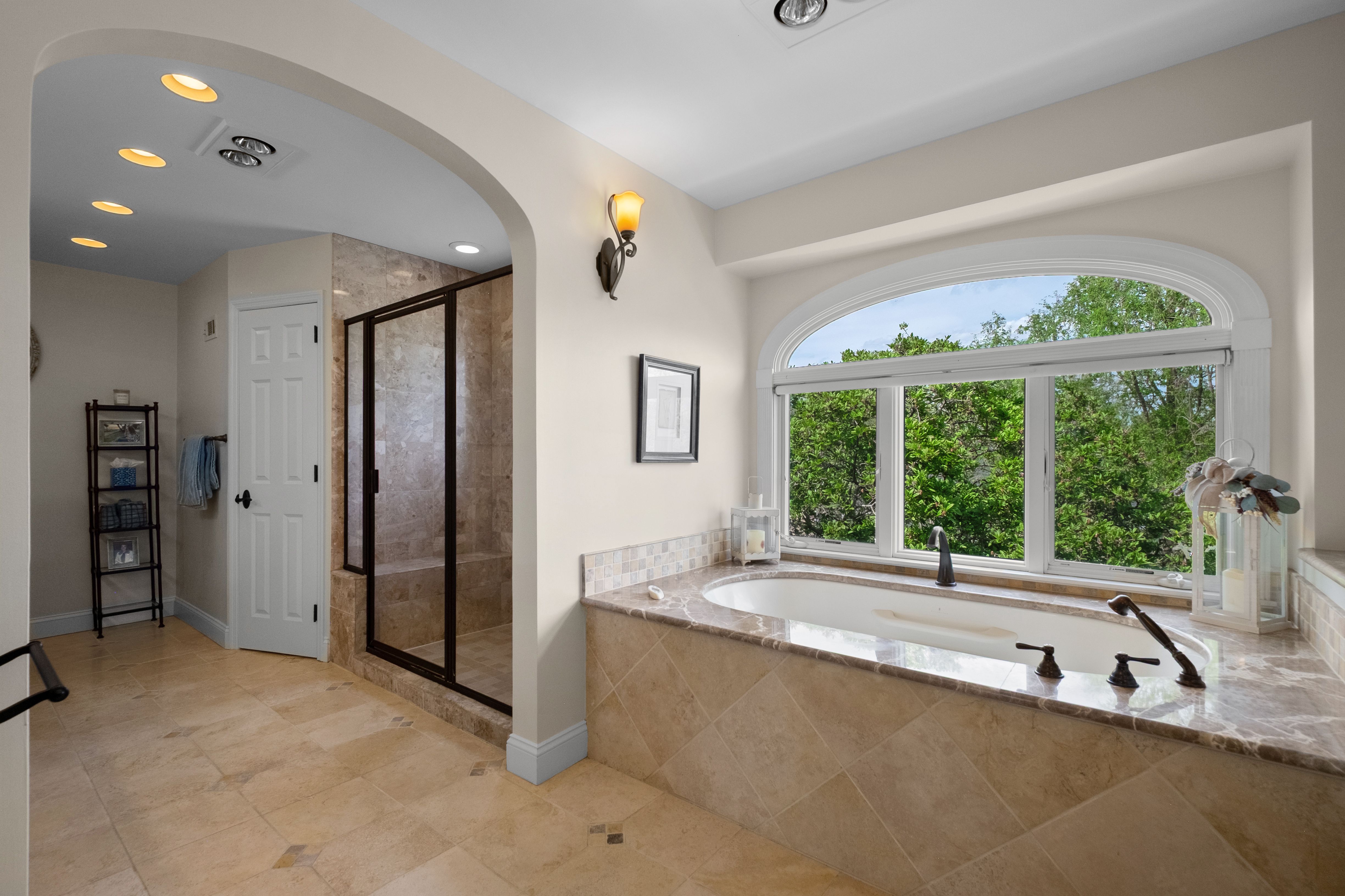  Welcome to this highly sought after home in Carberry Place l - 物件實景