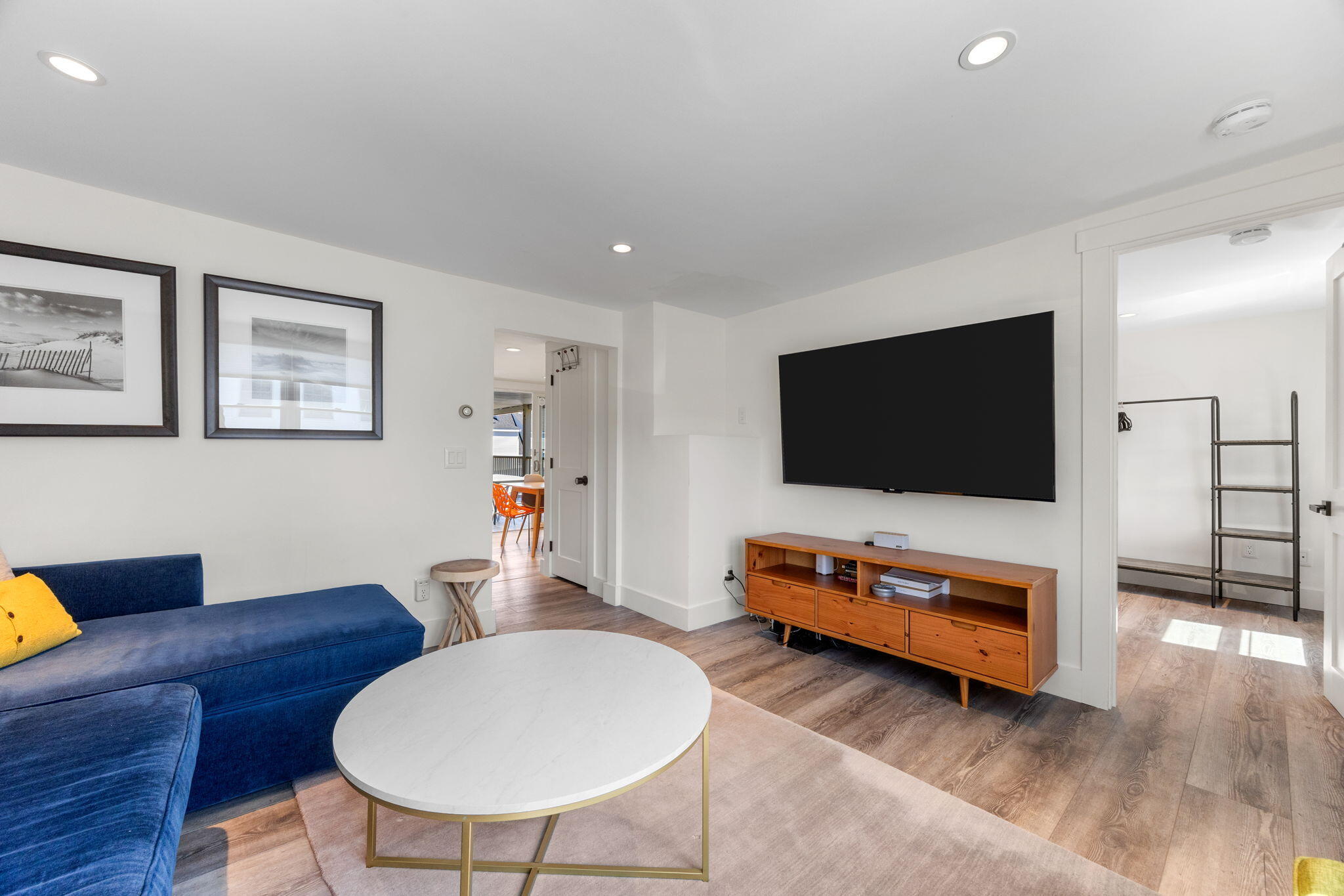  Private West End Escape with Expansive Deck and Natural Light - 物件實景