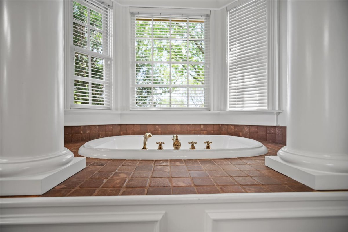 Bloomington, Illinois, 61704, United States, 4 Bedrooms Bedrooms, ,7 BathroomsBathrooms,Residential,For Sale,1941288
