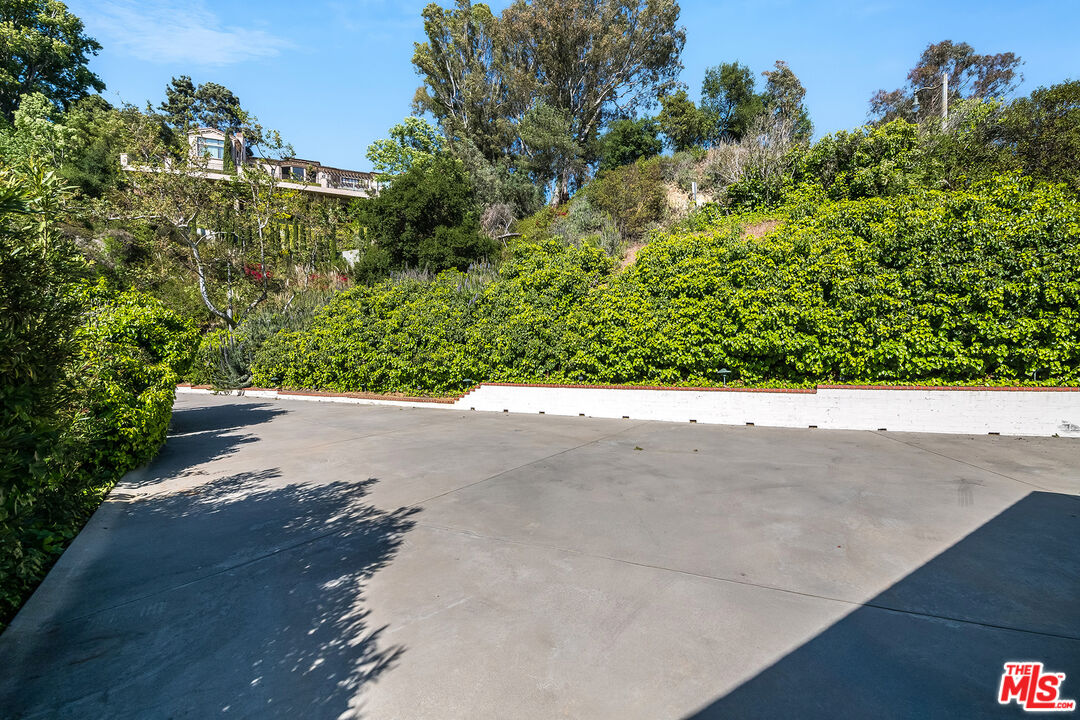 Los Angeles, California, 90049, United States, 2 Bedrooms Bedrooms, ,3 BathroomsBathrooms,Residential,For Sale,1819125