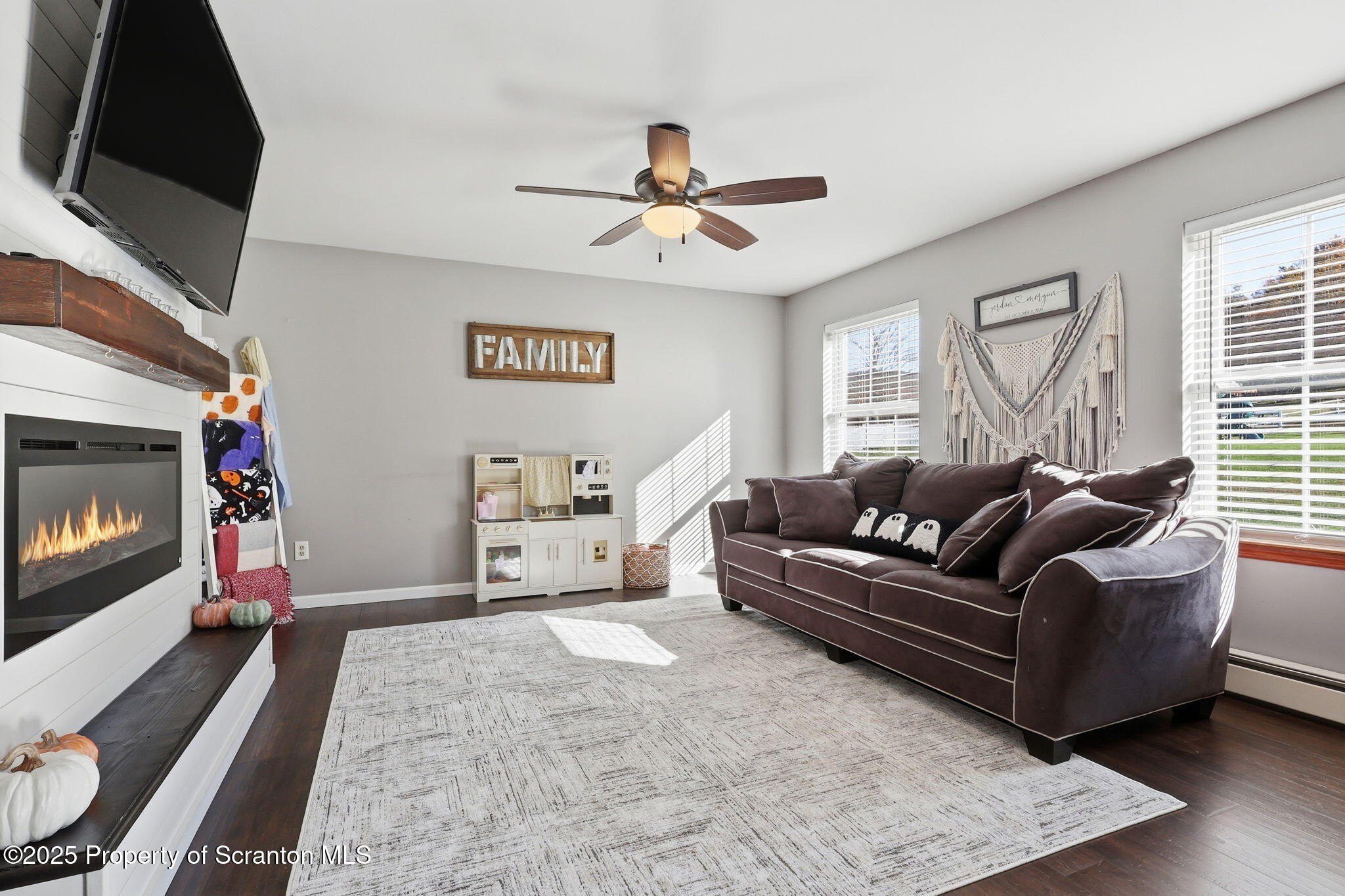 Clifford Twp, Pennsylvania, 18470, United States, 4 Bedrooms Bedrooms, ,3 BathroomsBathrooms,Residential,For Sale,1978908