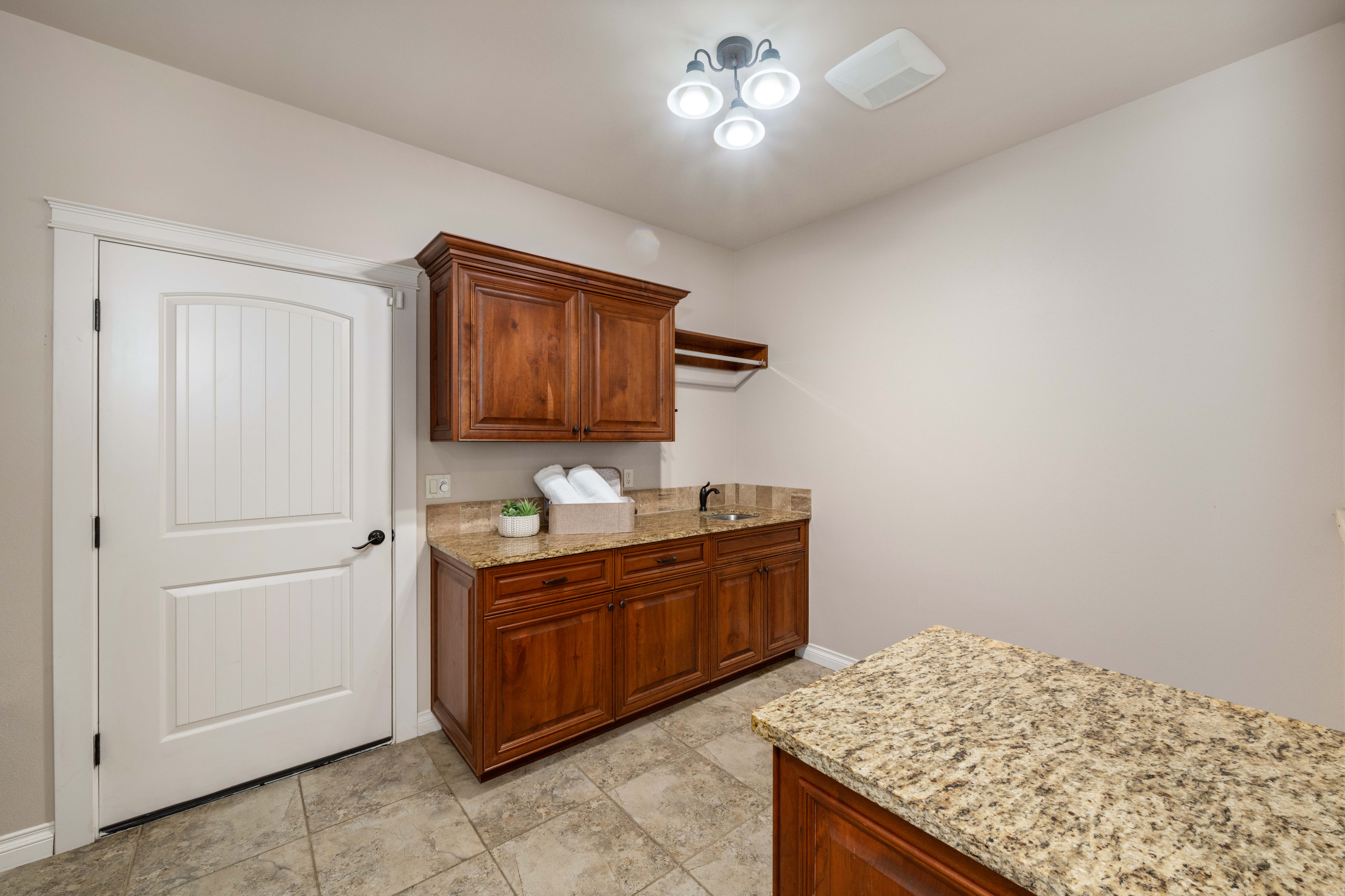  Custom Built on 1 Acre - 物件實景