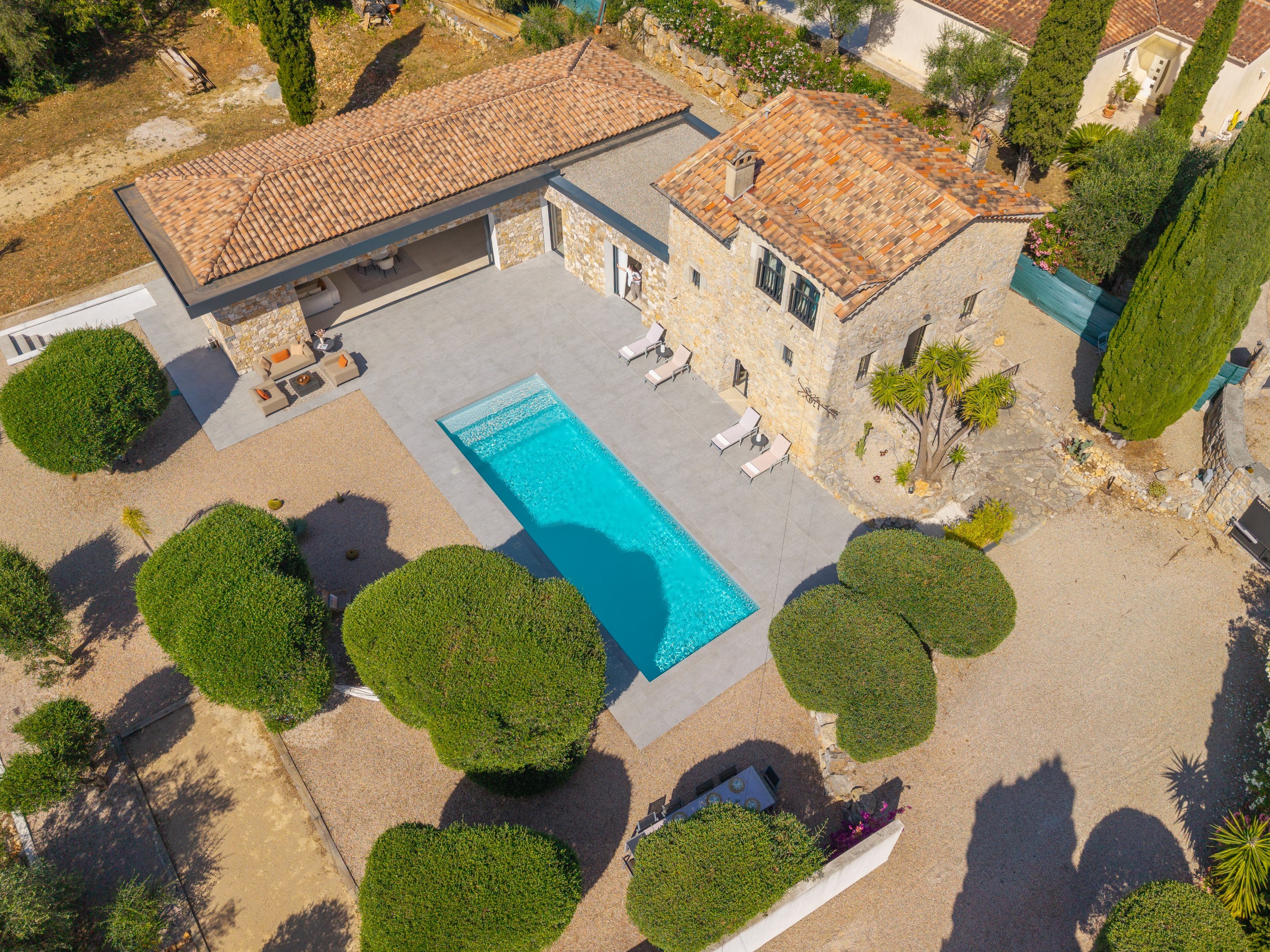  French Riviera estate combining modern architecture and historic stone charm - 物件實景