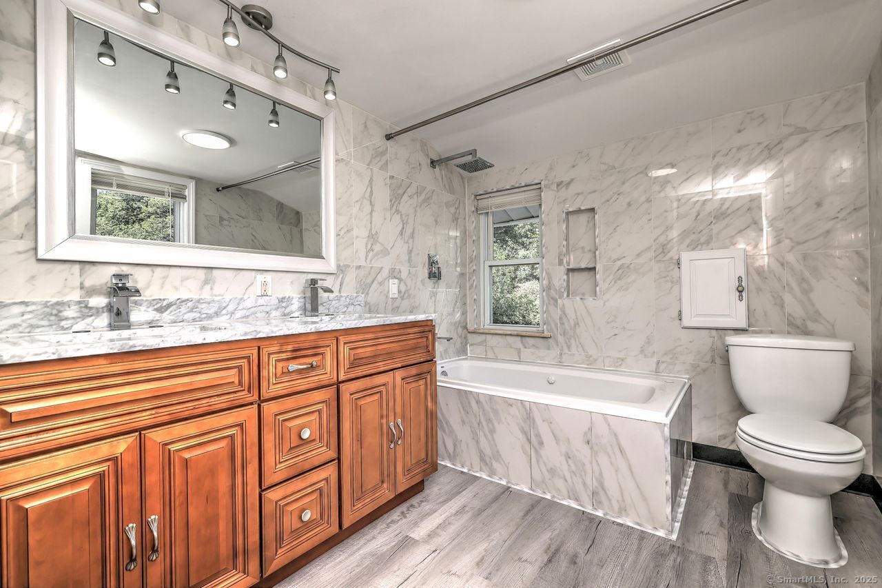 Milford, Connecticut, 06461, United States, 5 Bedrooms Bedrooms, ,2 BathroomsBathrooms,Residential,For Sale,1949907