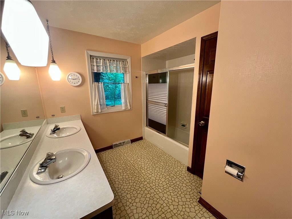 Novelty, Ohio, 44072, United States, 4 Bedrooms Bedrooms, ,3 BathroomsBathrooms,Residential,For Sale,1916255