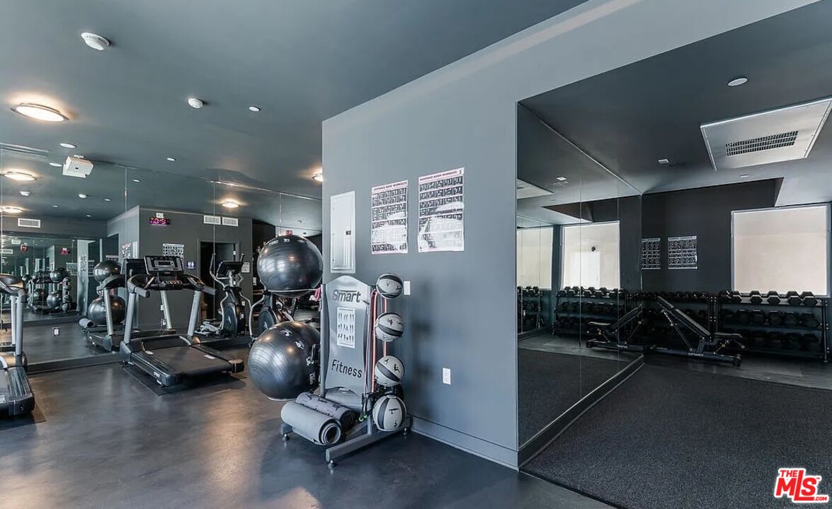 Los Angeles, California, 90028, United States, 1 Bedroom Bedrooms, ,1 BathroomBathrooms,Residential,For Sale,1997109