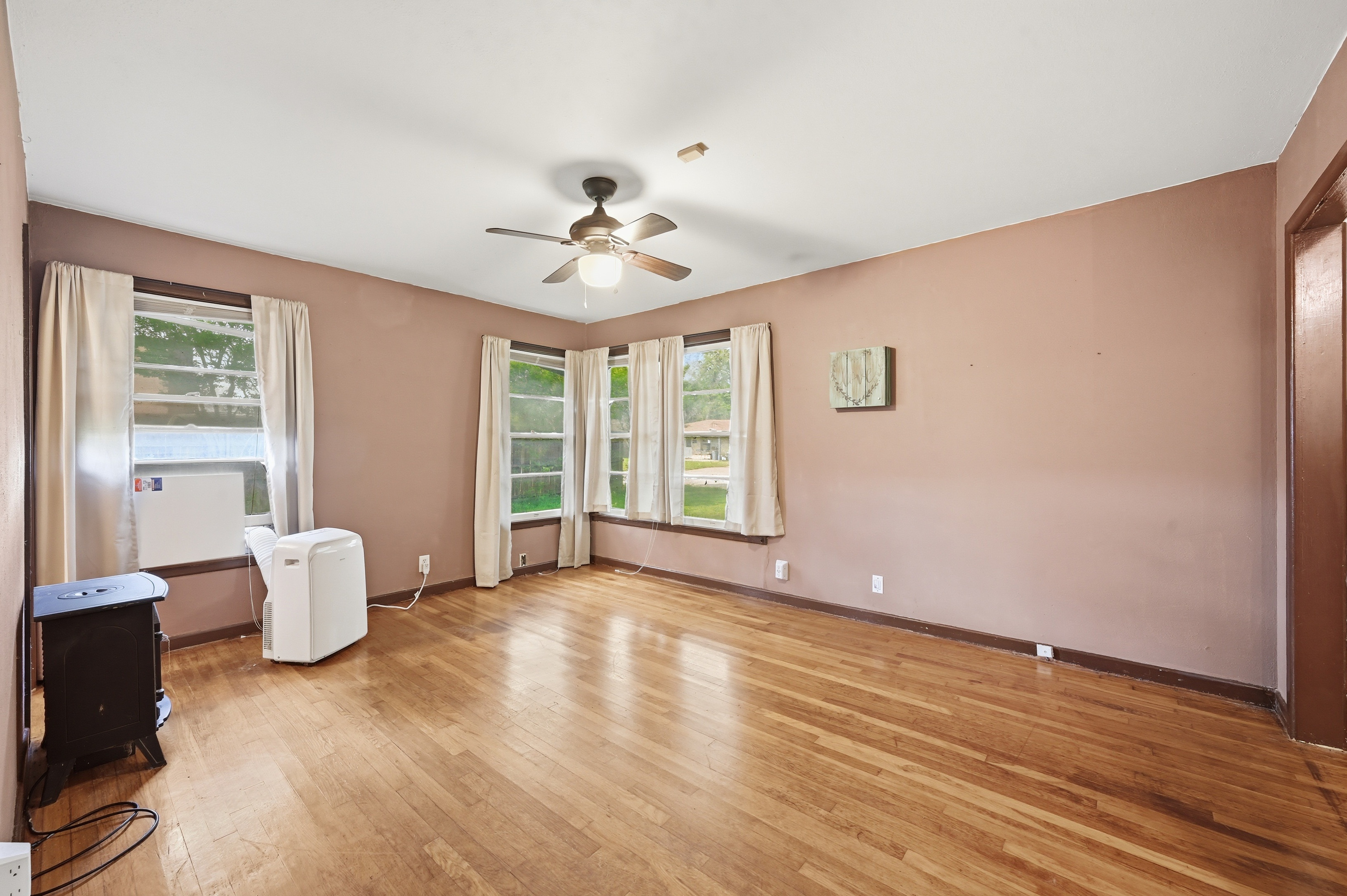  Charming 3-Bed, 2-Bath Single-Family Home with Spacious Living in N R Hills - 物件實景