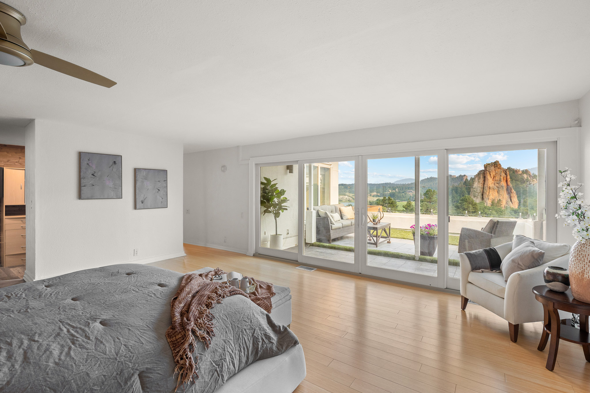  Set against the red rocks of Perry Park with a bold white stucco exterior - 物件實景