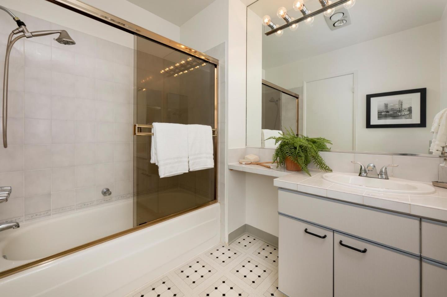 San Mateo, California, 94403, United States, 1 Bedroom Bedrooms, ,1 BathroomBathrooms,Residential,For Sale,1903625