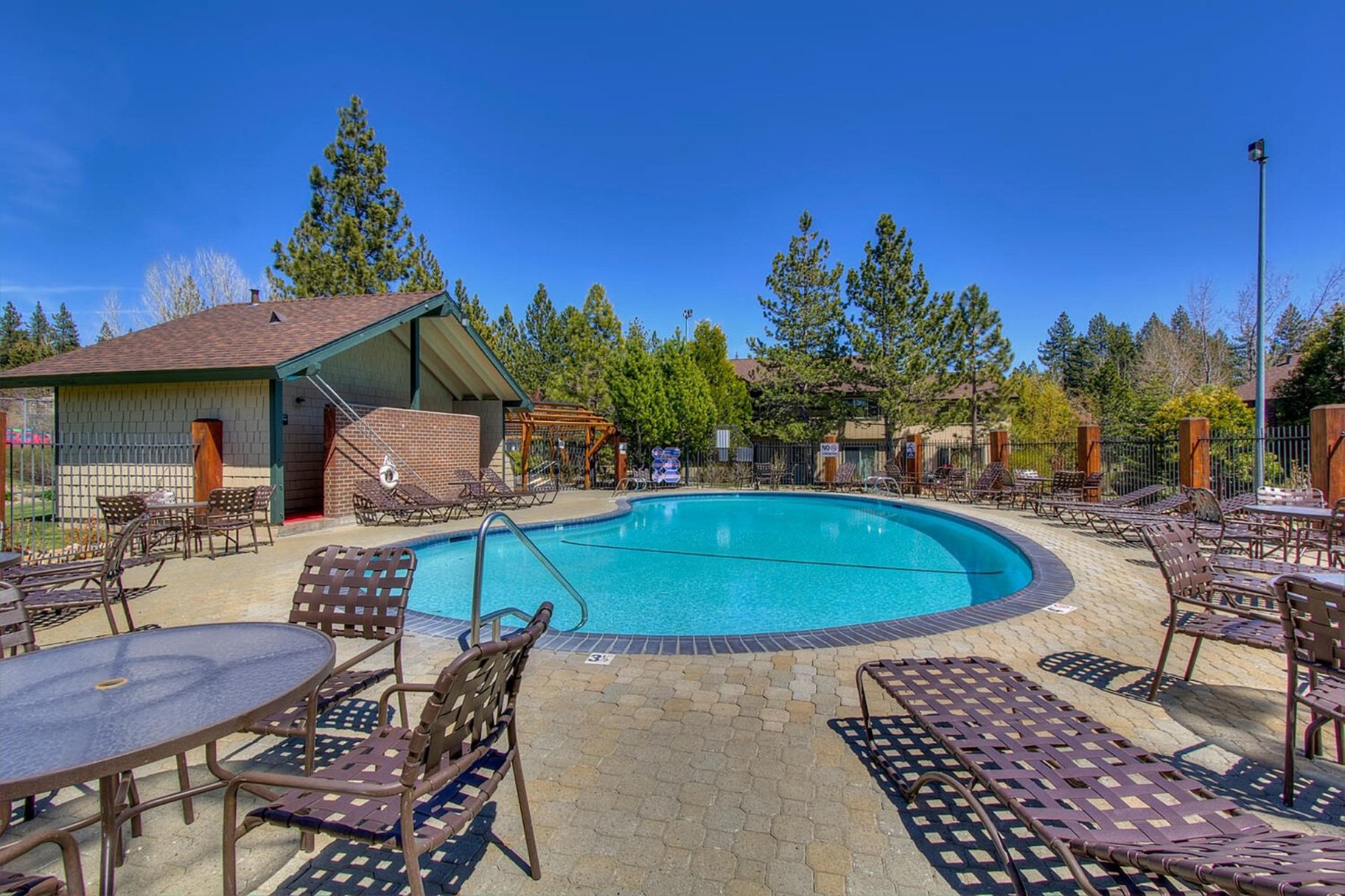  Updated and Well Located Lake Forest Glen Condo - 物件實景